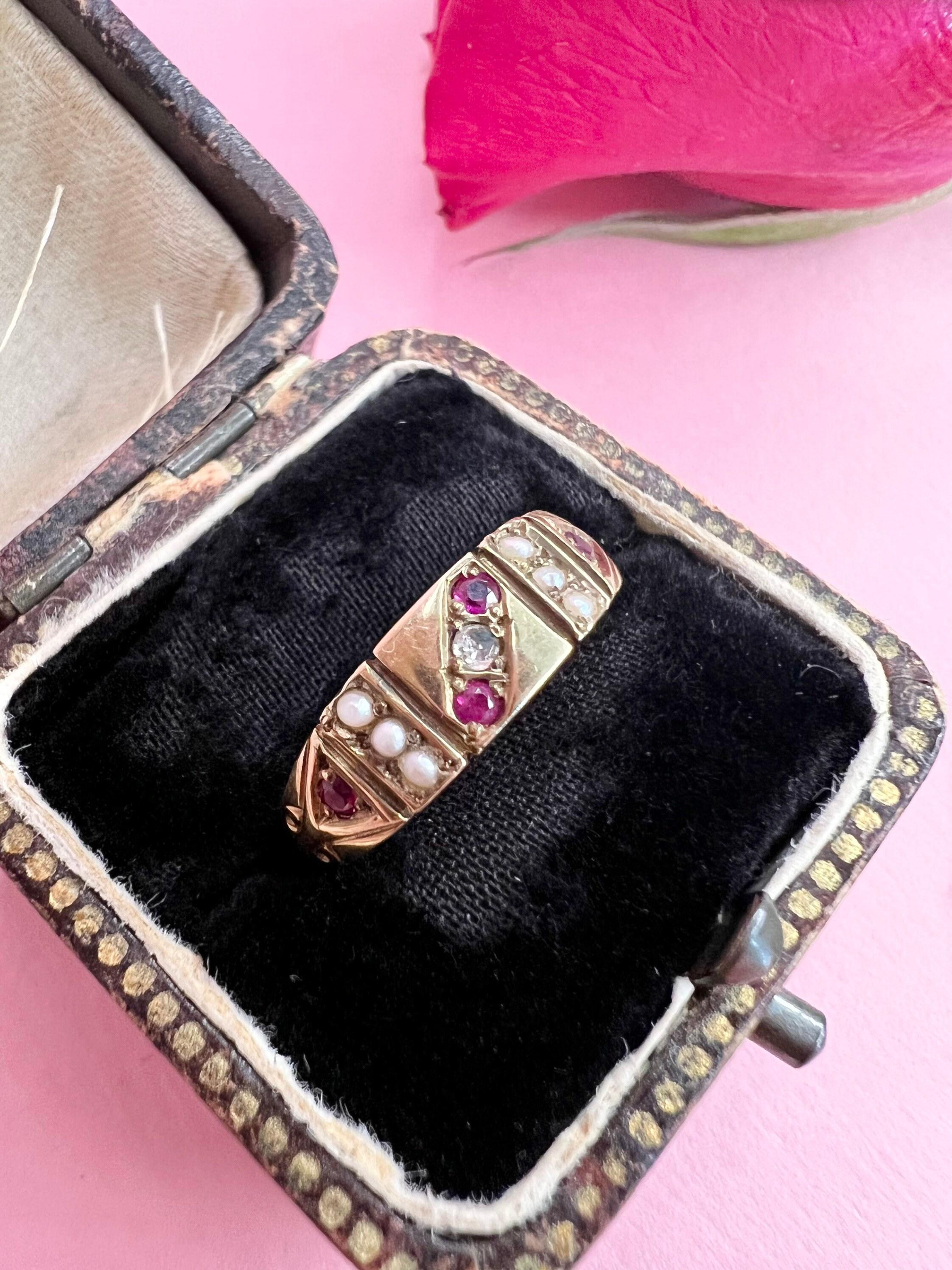 Antiker viktorianischer Rubin-, Diamant- und Perlenring aus 15 Karat Gold im Angebot 2