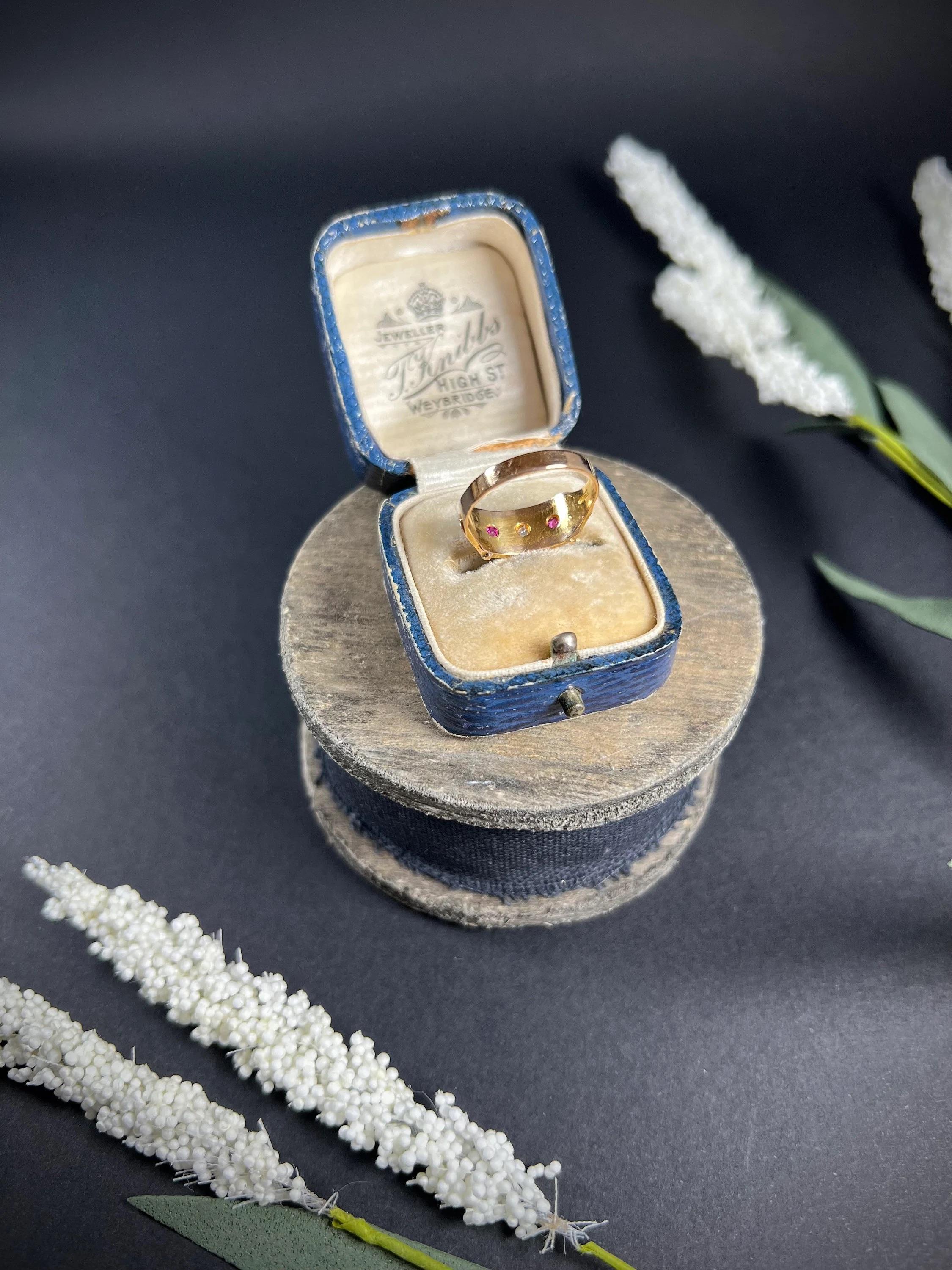Bague victorienne ancienne en or 15 carats, rubis et diamants en vente 5