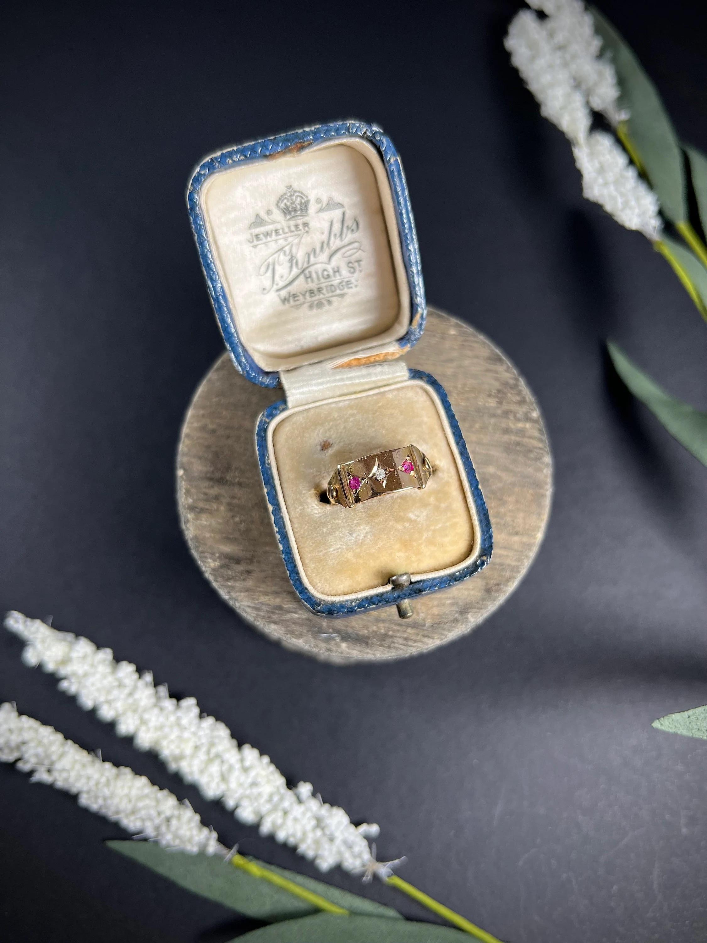 Antiker Ring 

15ct Gold gestempelt 

Gepunzt Chester 1885

Schöner, viktorianischer Ring. Fast wie ein Gürtel oder eine Gürtelschnalle - mit seinen verschraubten Schultern, die die rubin- und diamantbesetzte Platte am Gelbgoldband befestigen. 

Die