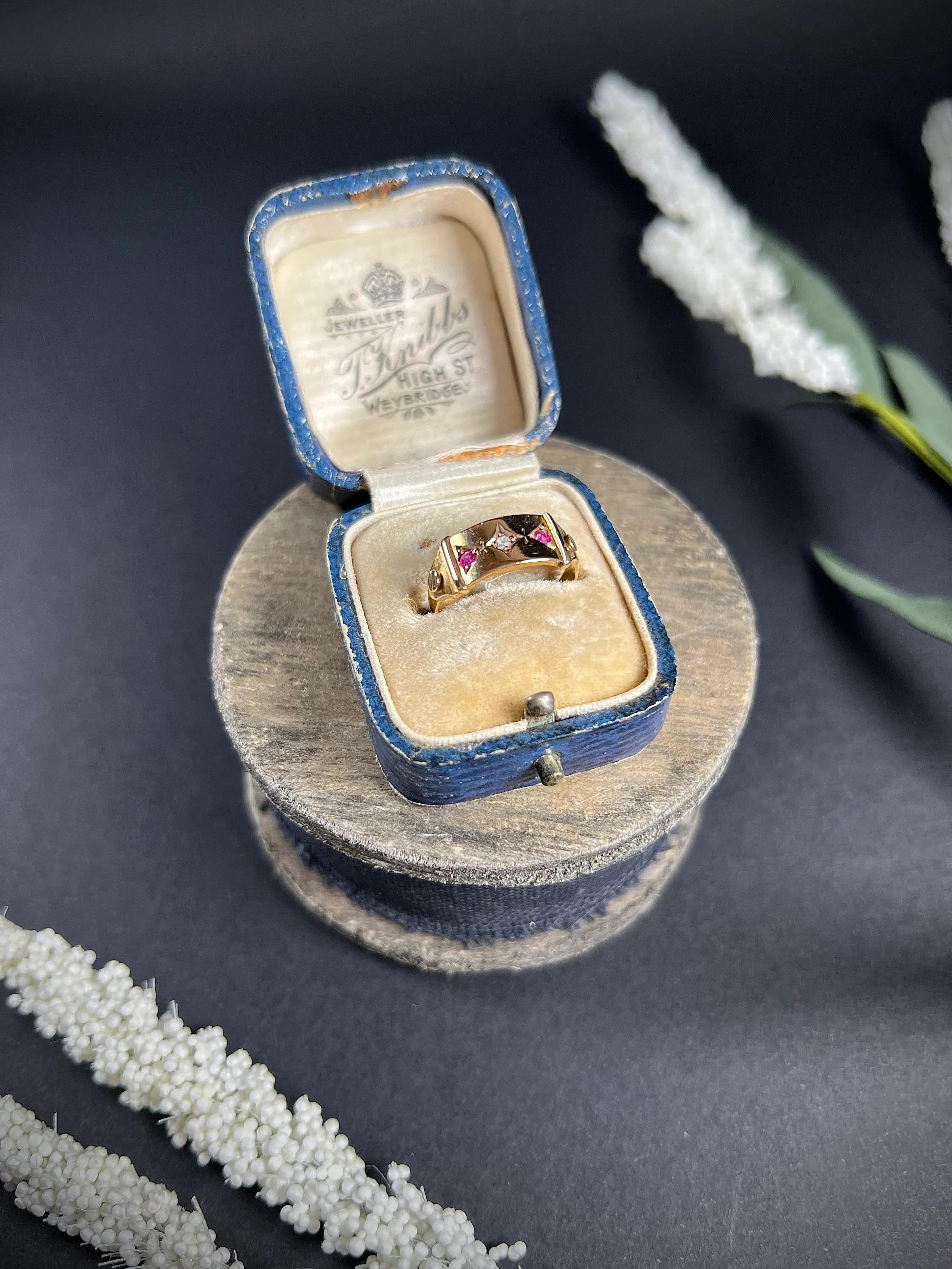 Antiker viktorianischer Ring aus 15 Karat Gold mit Rubin und Diamant (Rundschliff) im Angebot
