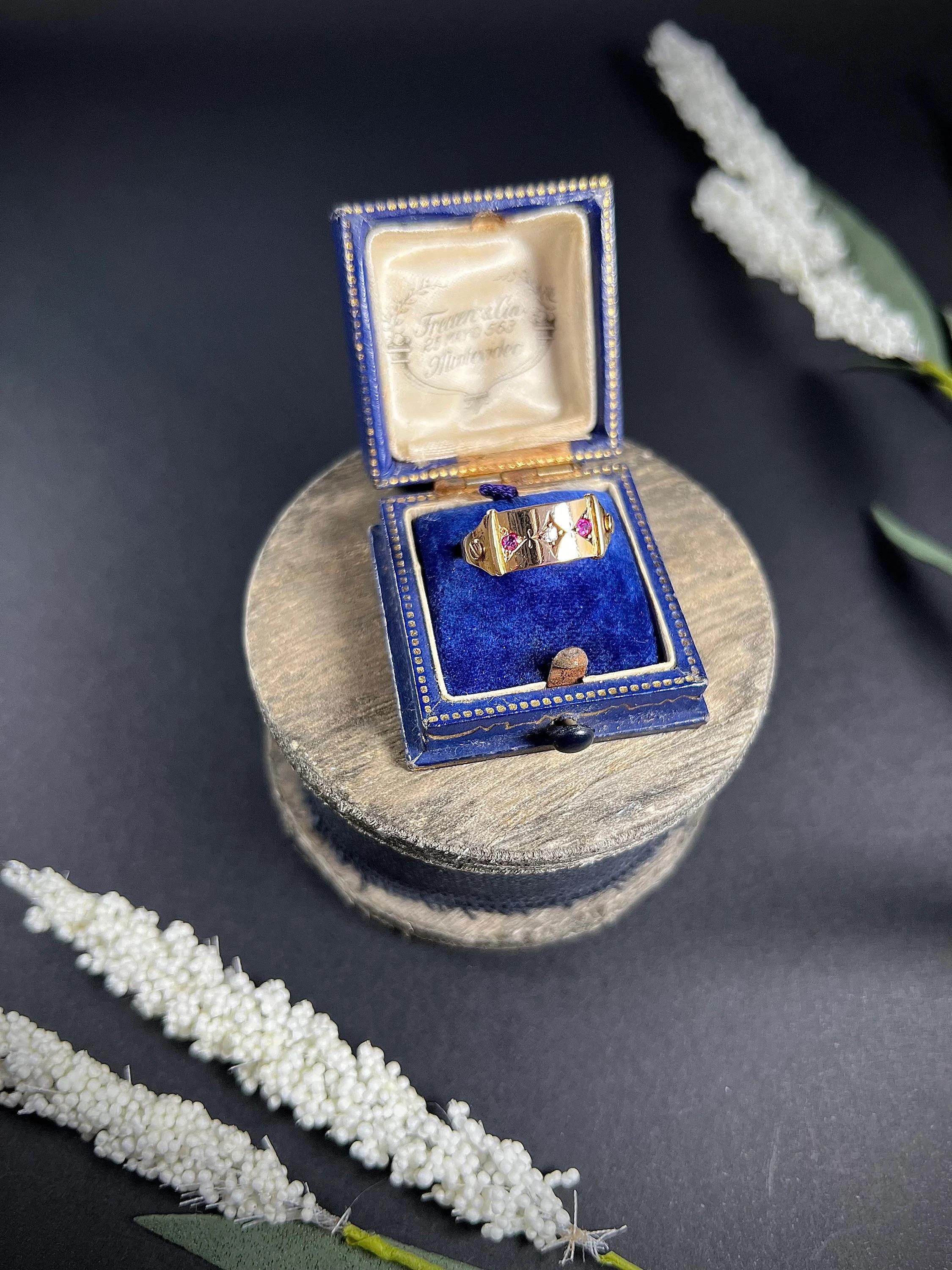 Bague victorienne ancienne en or 15 carats, rubis et diamants Unisexe en vente