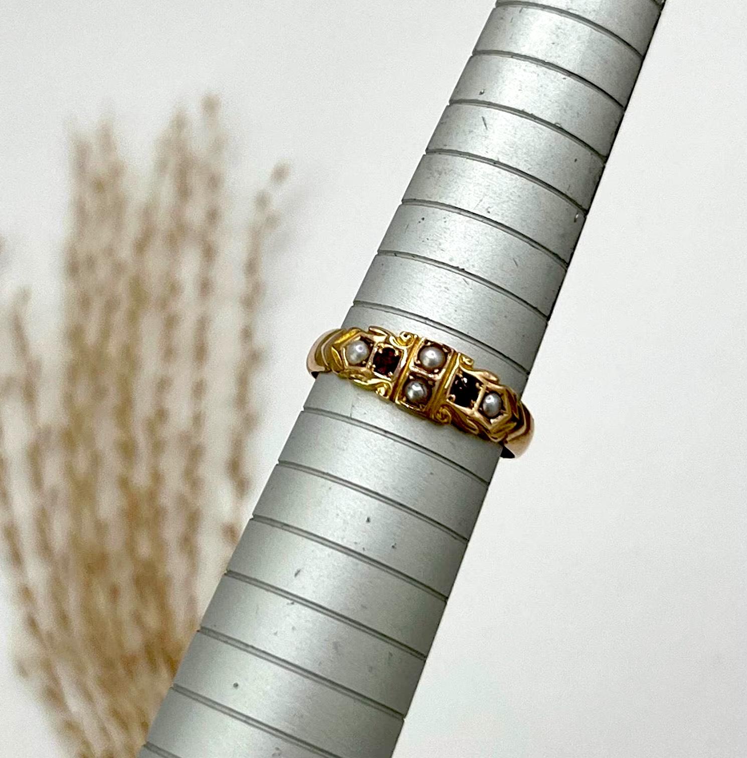 Bague victorienne ancienne en or 15ct avec rubis et perles, poinçonnée Chester 1894 en vente 4