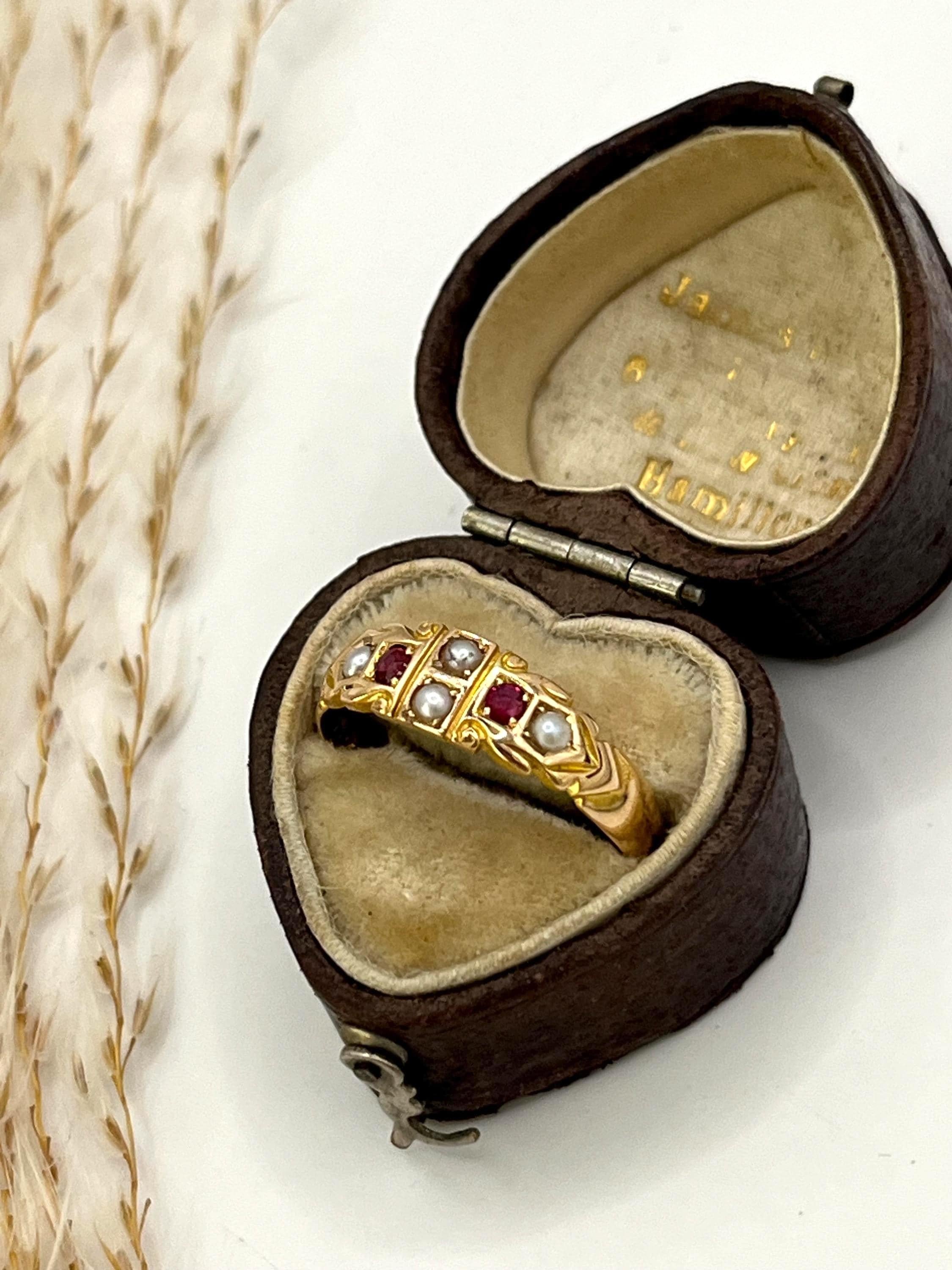Bague victorienne ancienne en or 15ct avec rubis et perles, poinçonnée Chester 1894 en vente 5