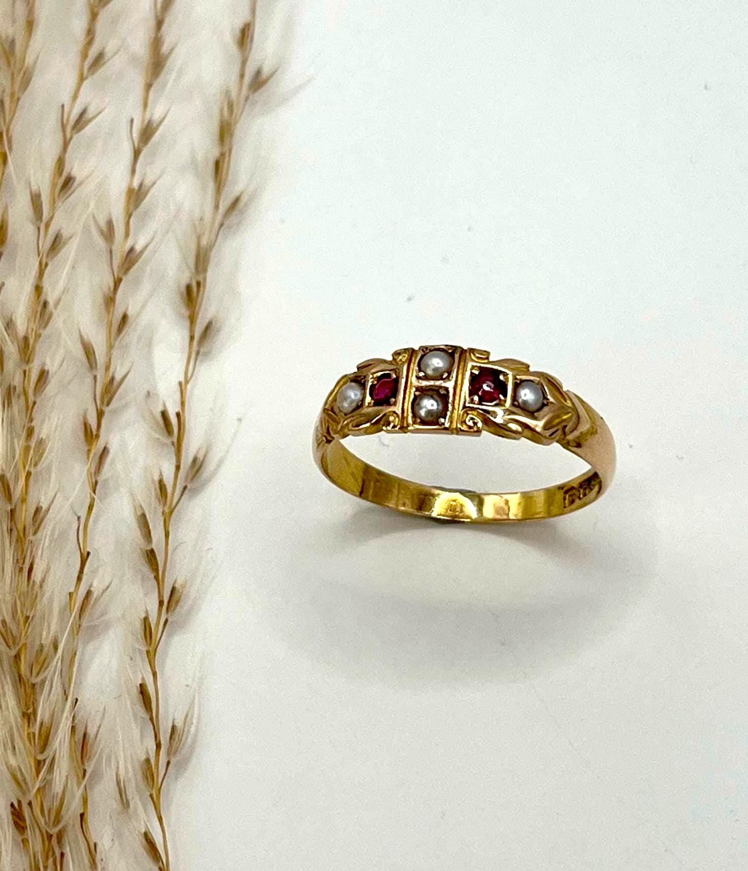 Taille ronde Bague victorienne ancienne en or 15ct avec rubis et perles, poinçonnée Chester 1894 en vente