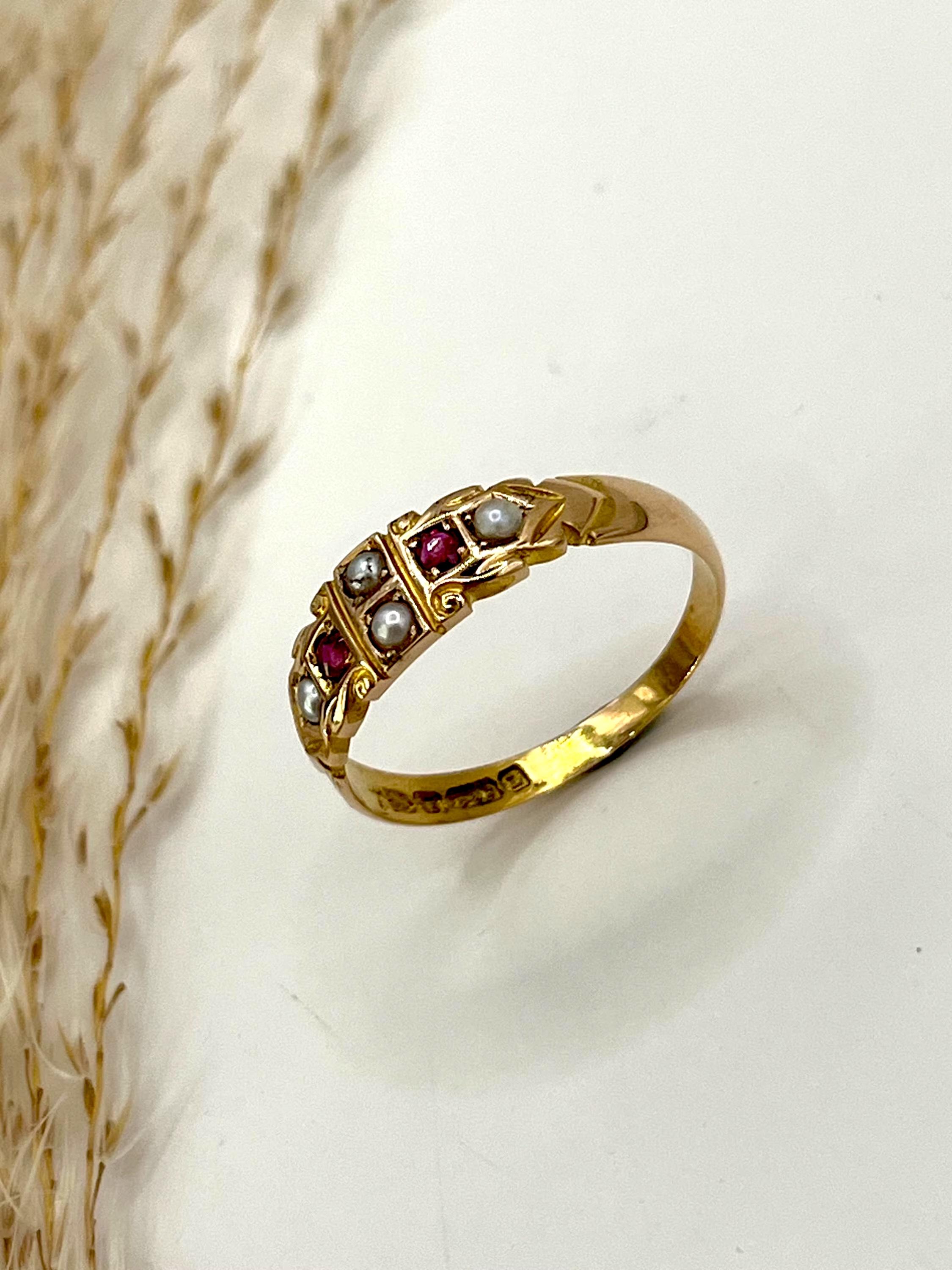 Bague victorienne ancienne en or 15ct avec rubis et perles, poinçonnée Chester 1894 Bon état - En vente à Brighton, GB