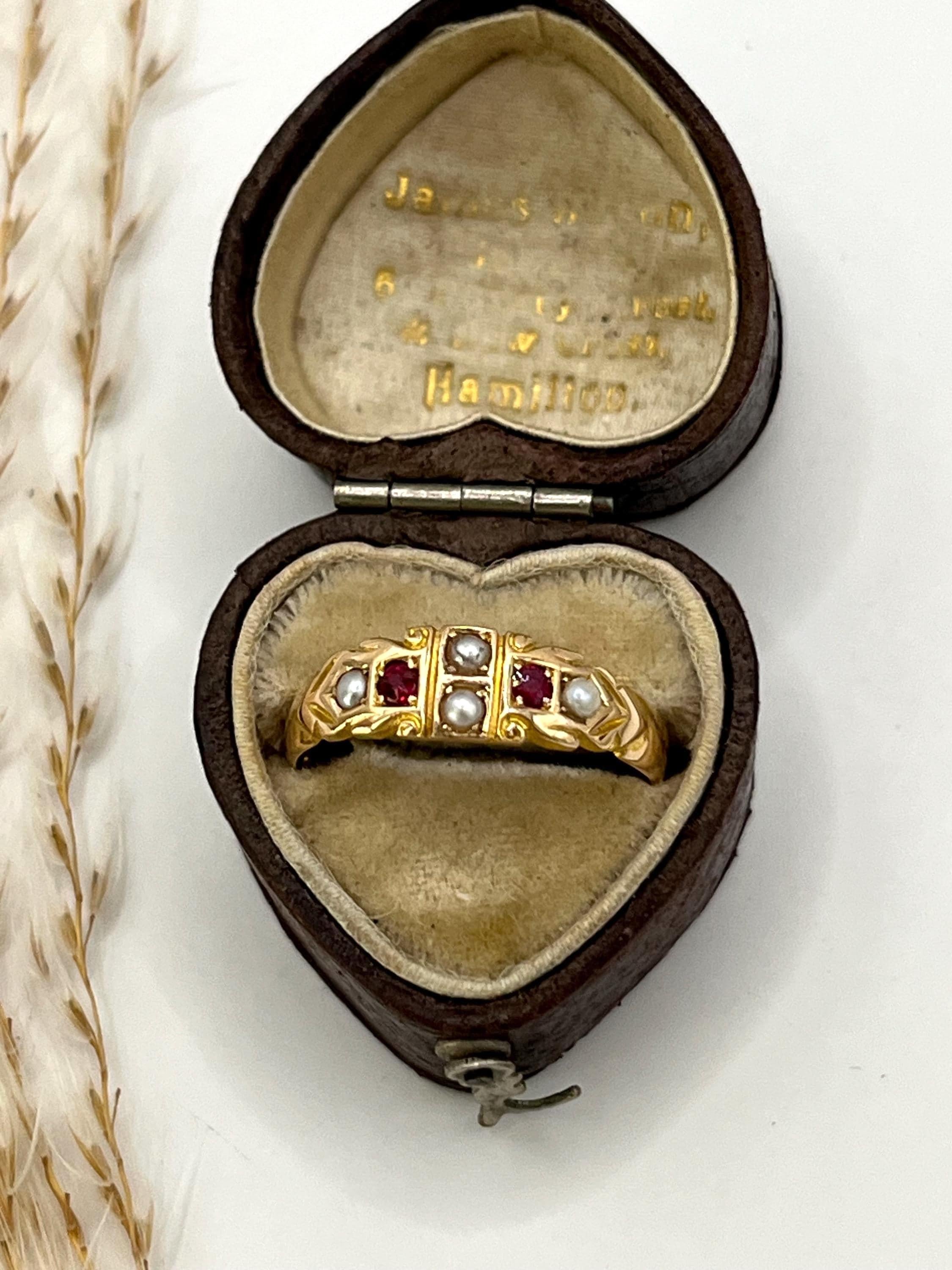 Bague victorienne ancienne en or 15ct avec rubis et perles, poinçonnée Chester 1894 Unisexe en vente