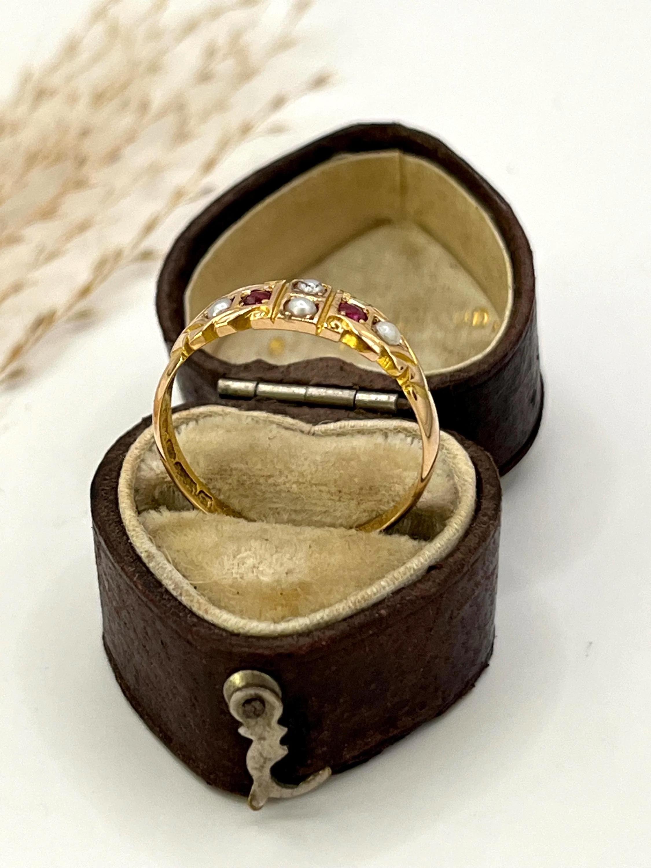 Bague victorienne ancienne en or 15ct avec rubis et perles, poinçonnée Chester 1894 en vente 1