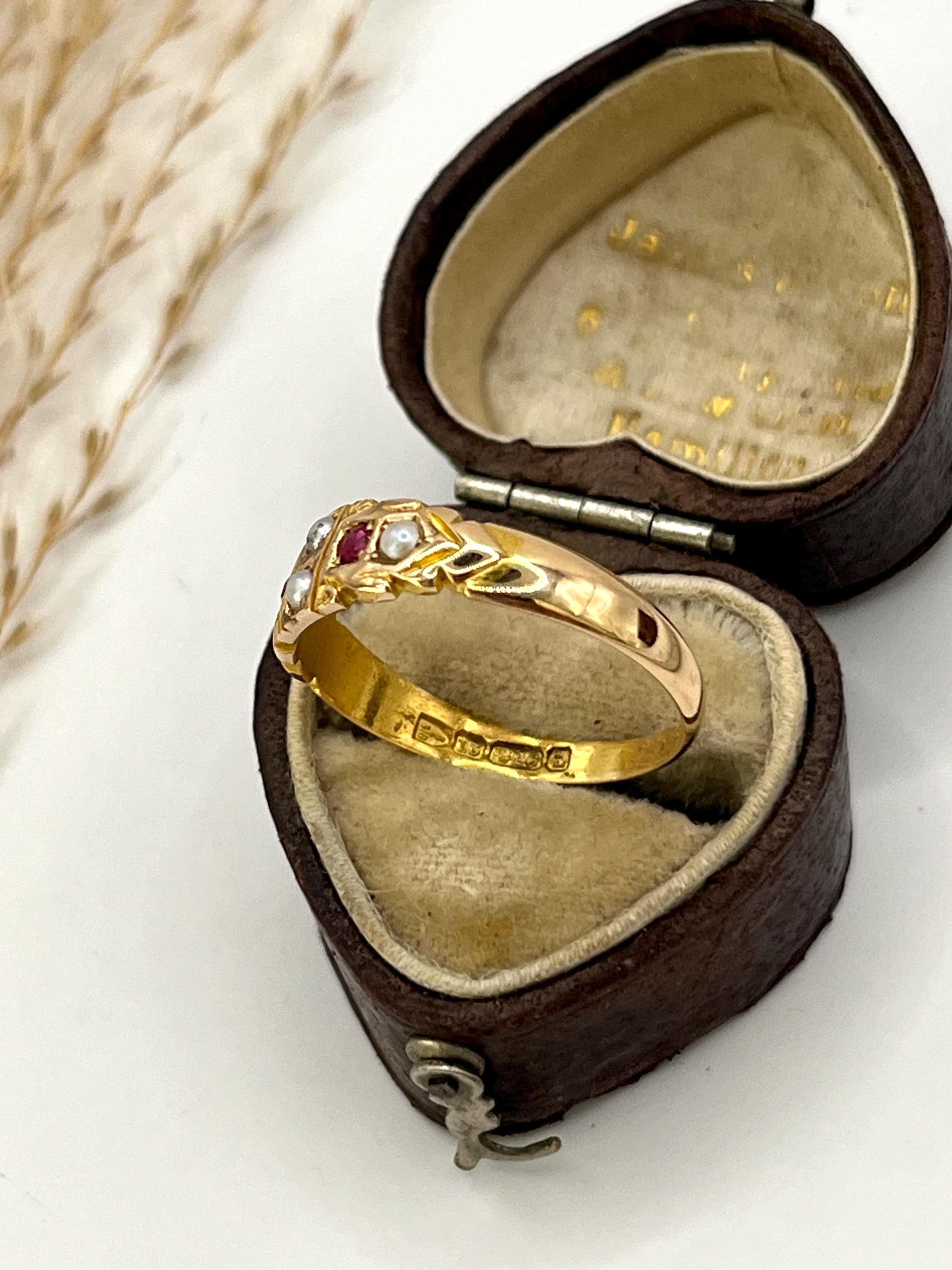 Bague victorienne ancienne en or 15ct avec rubis et perles, poinçonnée Chester 1894 en vente 2