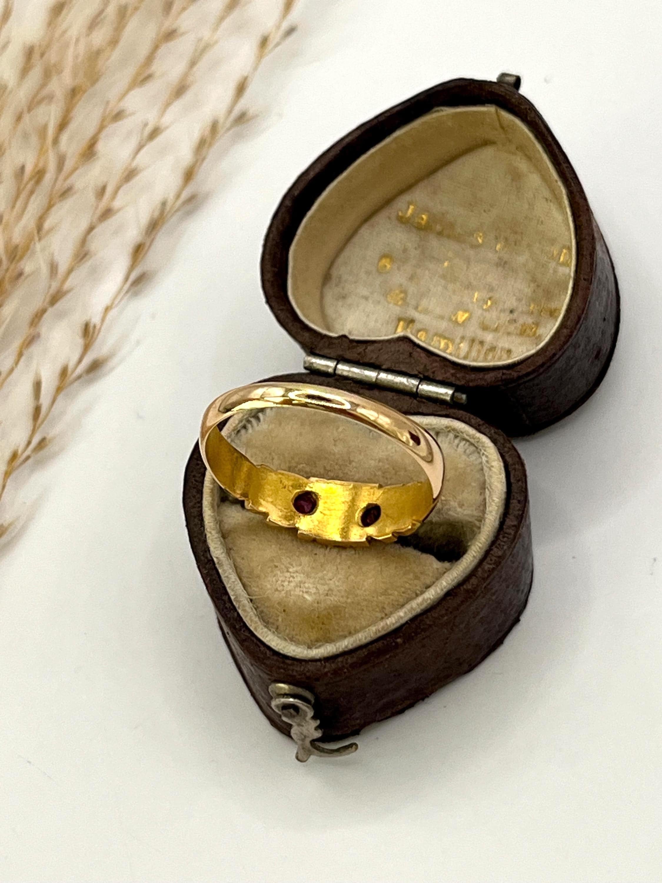 Bague victorienne ancienne en or 15ct avec rubis et perles, poinçonnée Chester 1894 en vente 3
