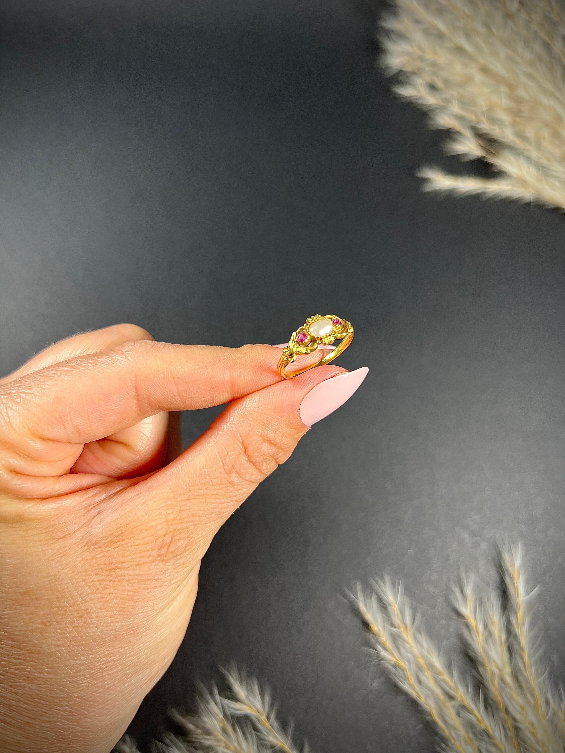 Antike 15ct Gold viktorianischen Rubin & Perle Ring mit verzierten Gold Arbeit im Angebot 4
