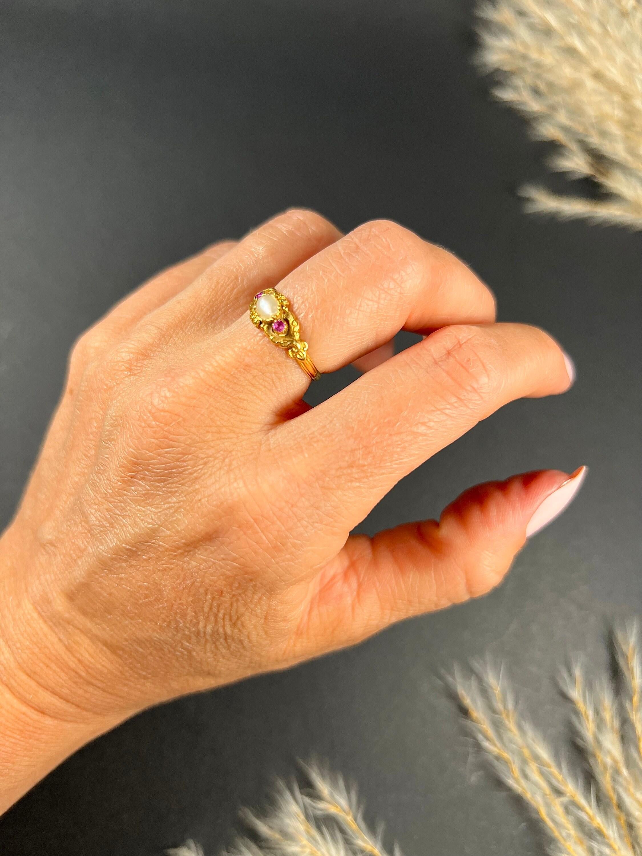 Antiker Ring mit Perle und Rubin

15ct Gold Geprüft 

CIRCA 1880

Hübscher, viktorianischer Goldring. Mit einer schönen, natürlichen Perle in der Mitte und zwei prächtigen farbigen Rubinen. Der Ring ist aus fabelhaftem Gelbgold und mit