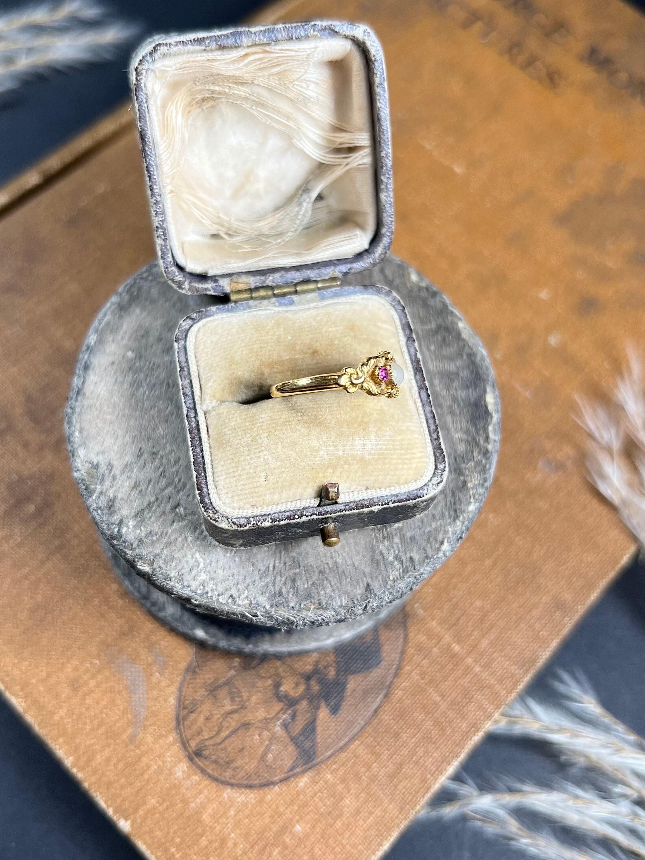 Antike 15ct Gold viktorianischen Rubin & Perle Ring mit verzierten Gold Arbeit (Viktorianisch) im Angebot