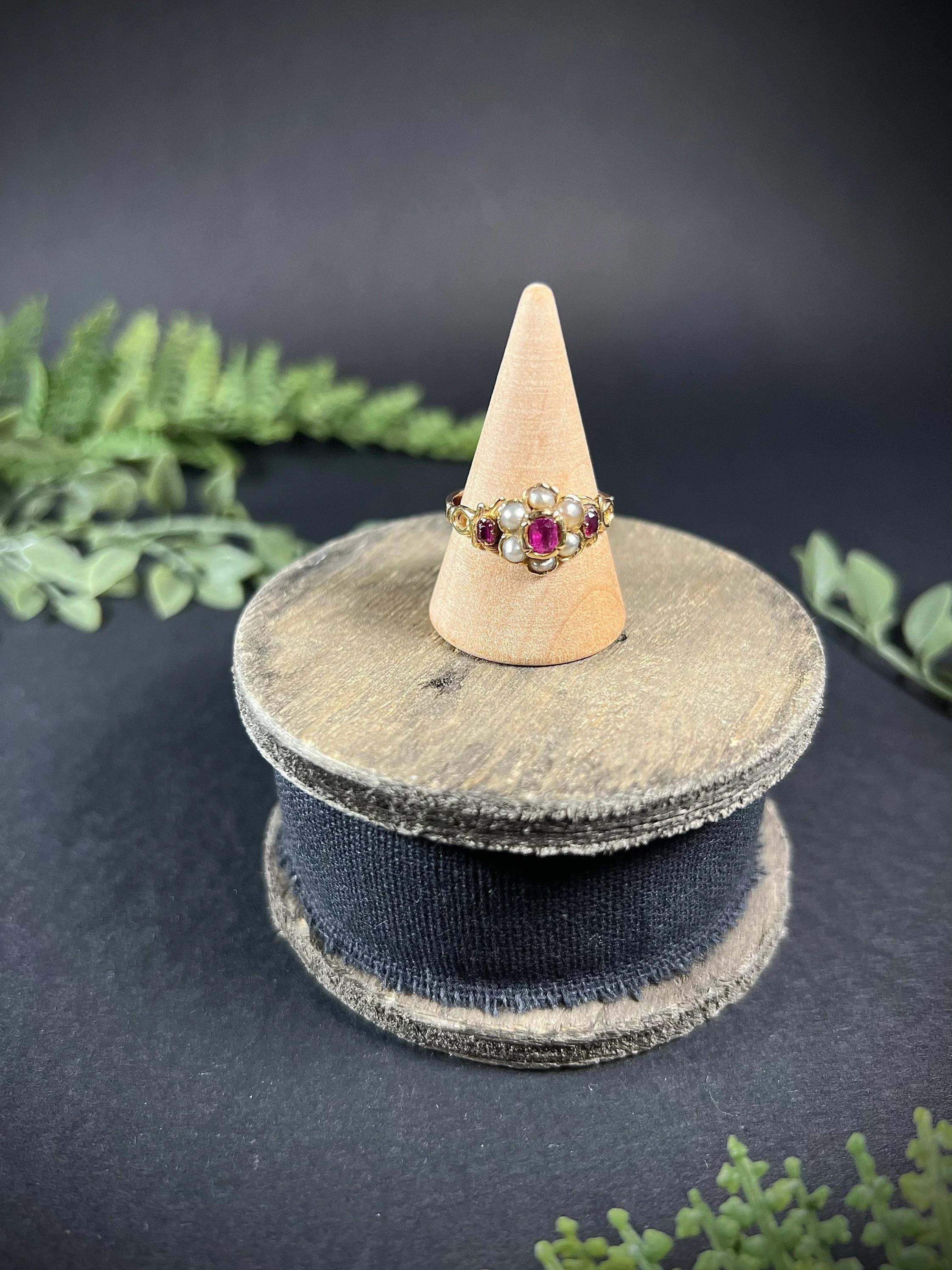 Bague grappe victorienne ancienne en or 15 carats, rubis et perles de rocaille Bon état - En vente à Brighton, GB
