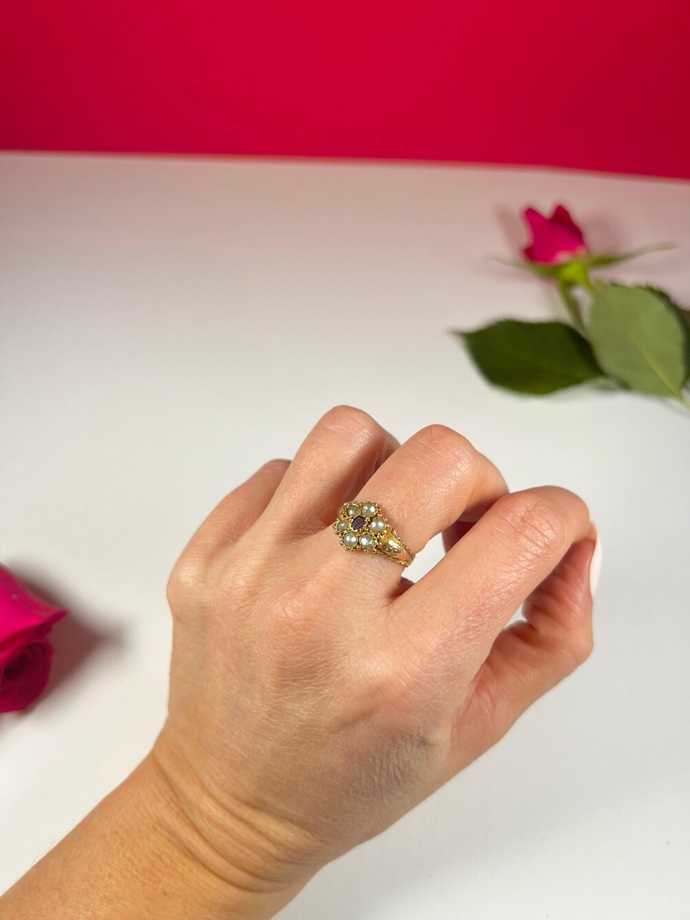 Bague grappe victorienne ancienne en or 15 carats, rubis et perles de rocaille Unisexe en vente