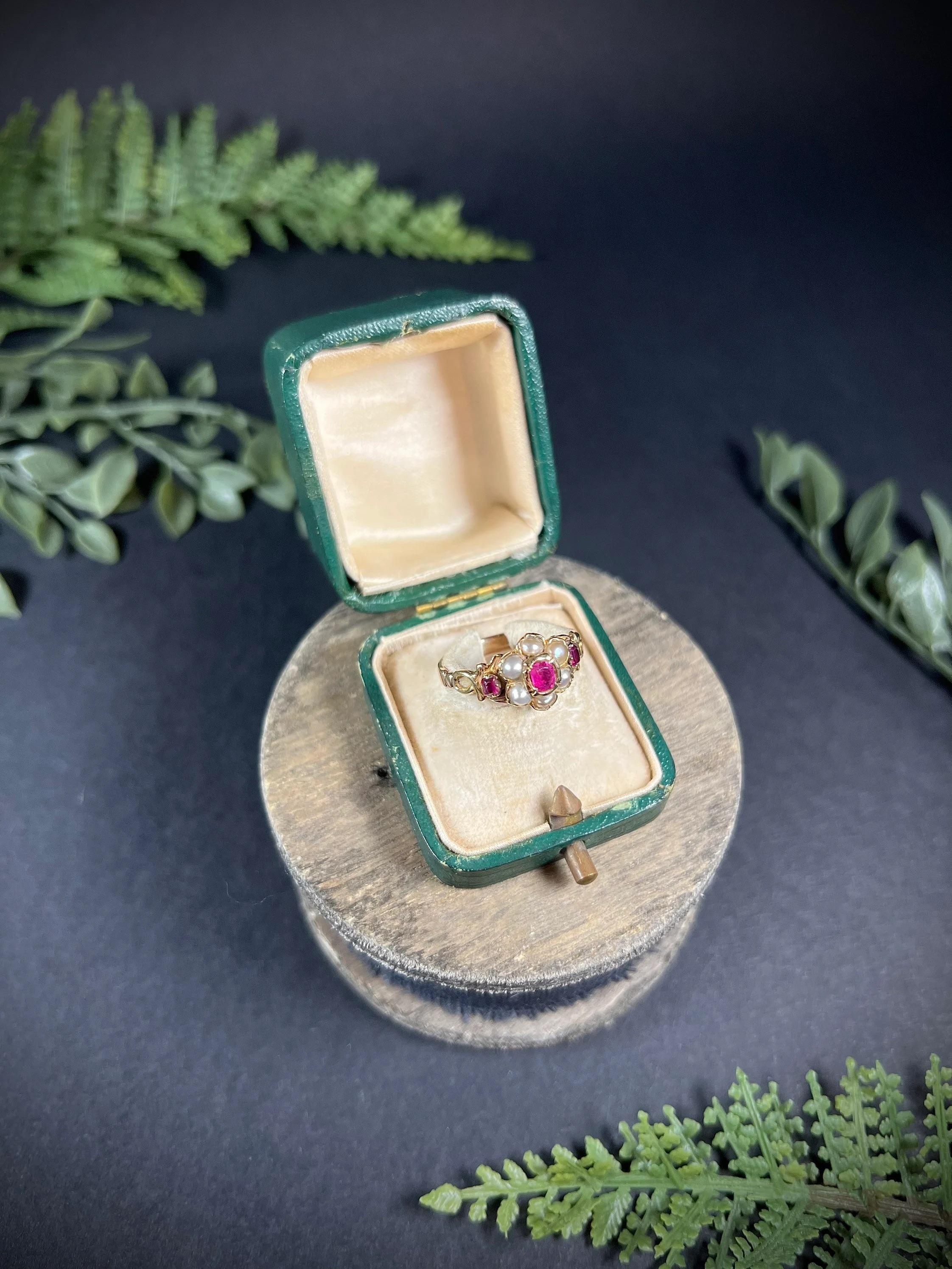 Bague grappe victorienne ancienne en or 15 carats, rubis et perles de rocaille en vente 1