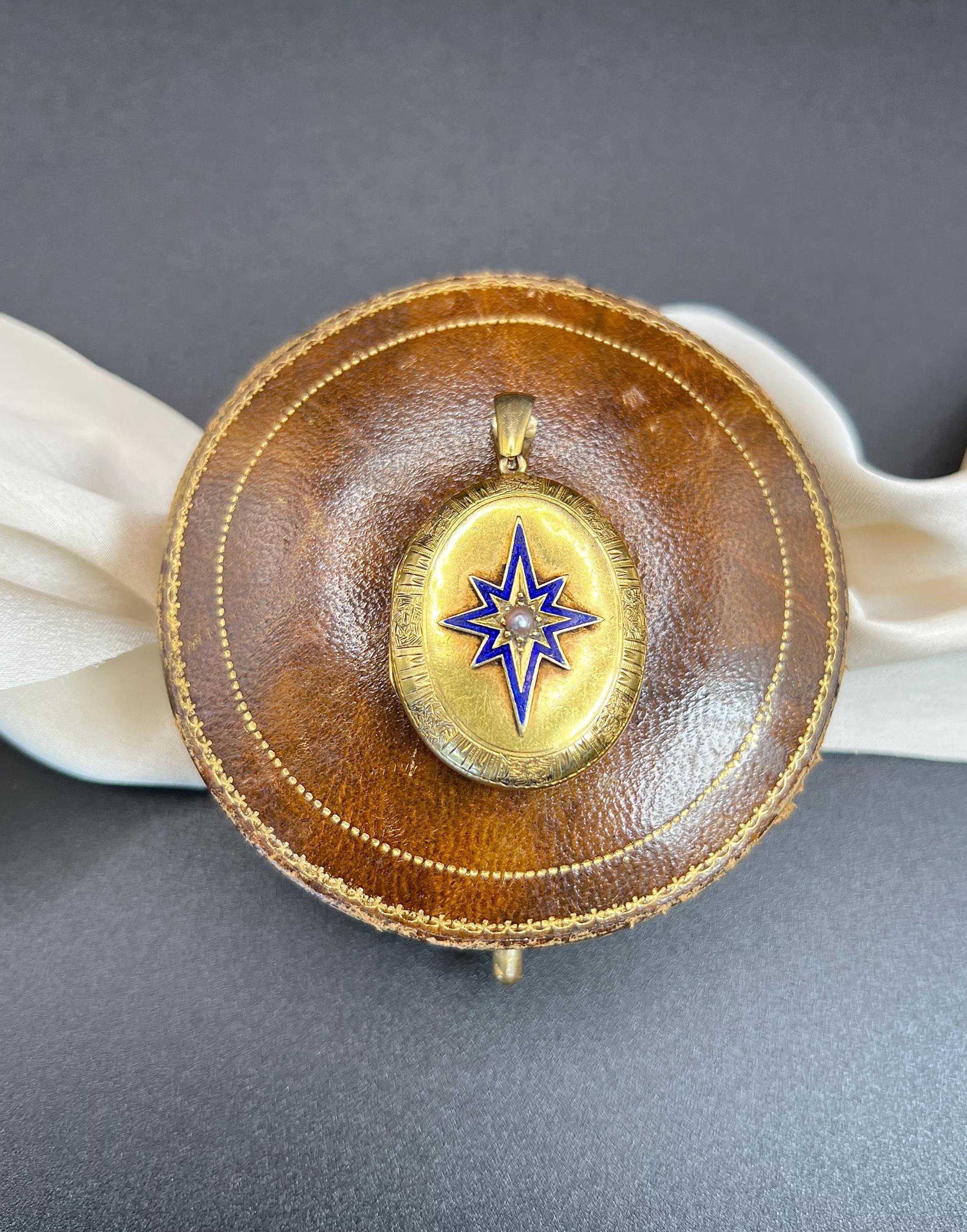 Vittoriano Antico medaglione ovale in oro 15 ct, perle di semi e smalto blu di epoca vittoriana in vendita