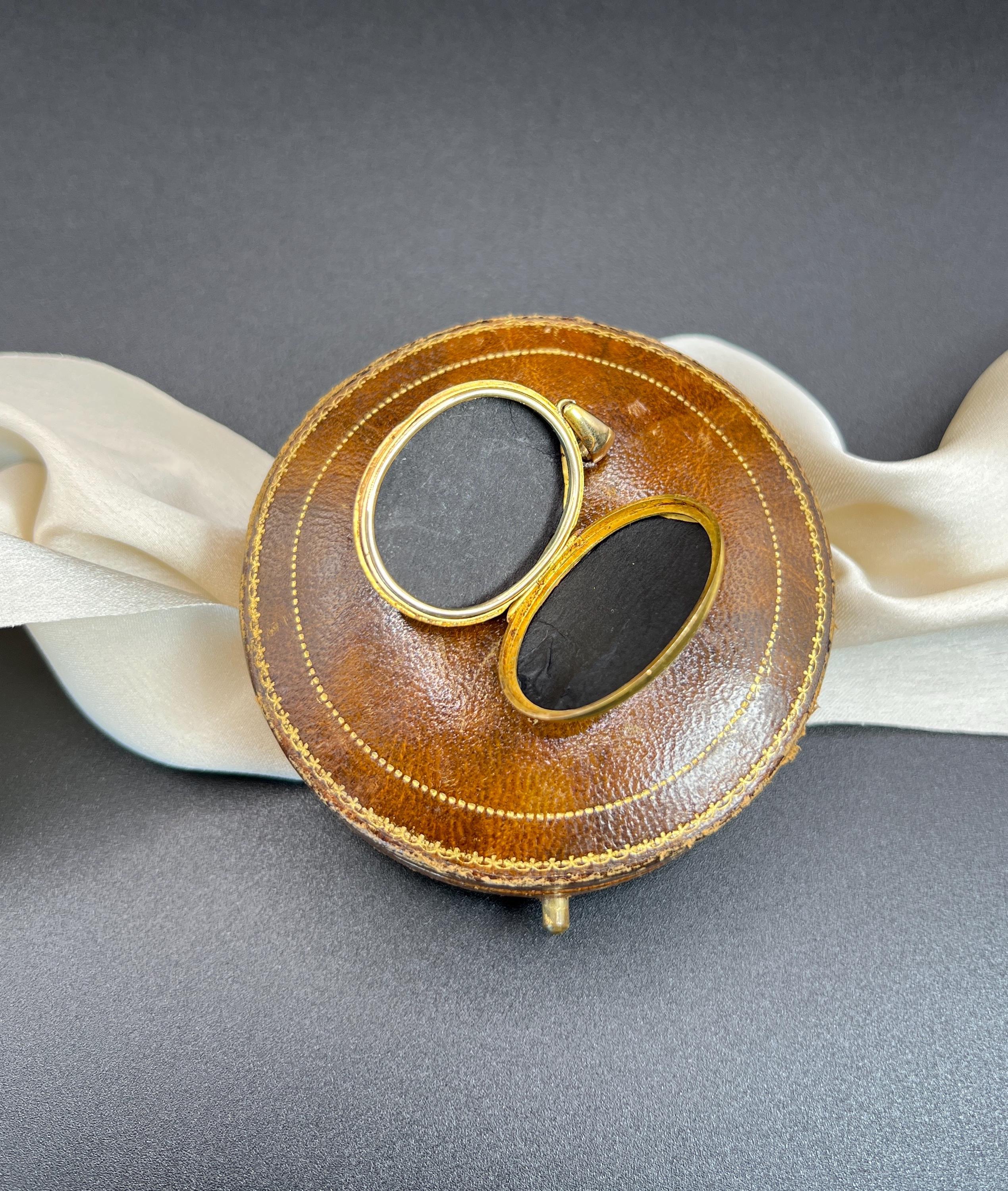 Taglio rotondo Antico medaglione ovale in oro 15 ct, perle di semi e smalto blu di epoca vittoriana in vendita