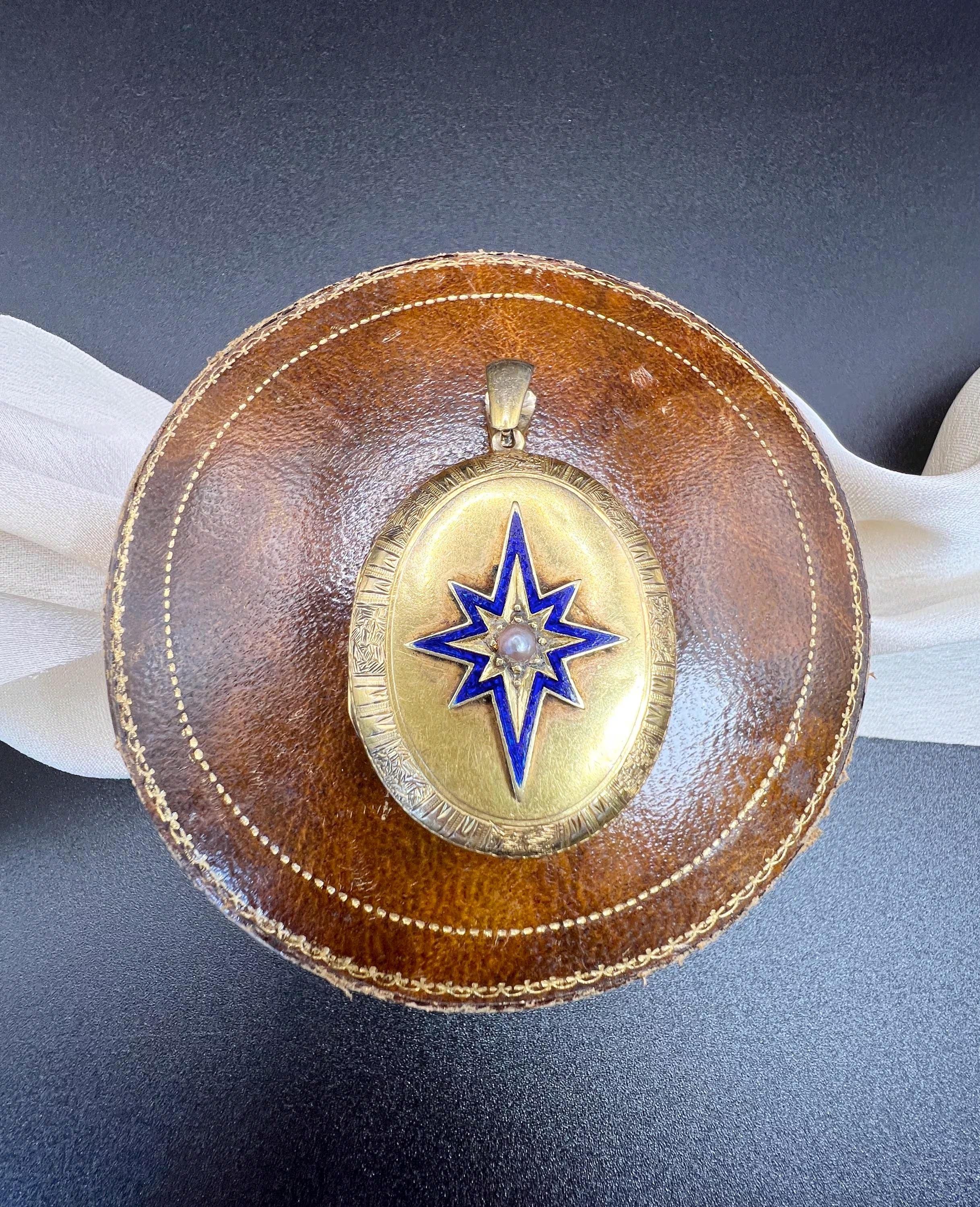 Antico medaglione ovale in oro 15 ct, perle di semi e smalto blu di epoca vittoriana in vendita 1