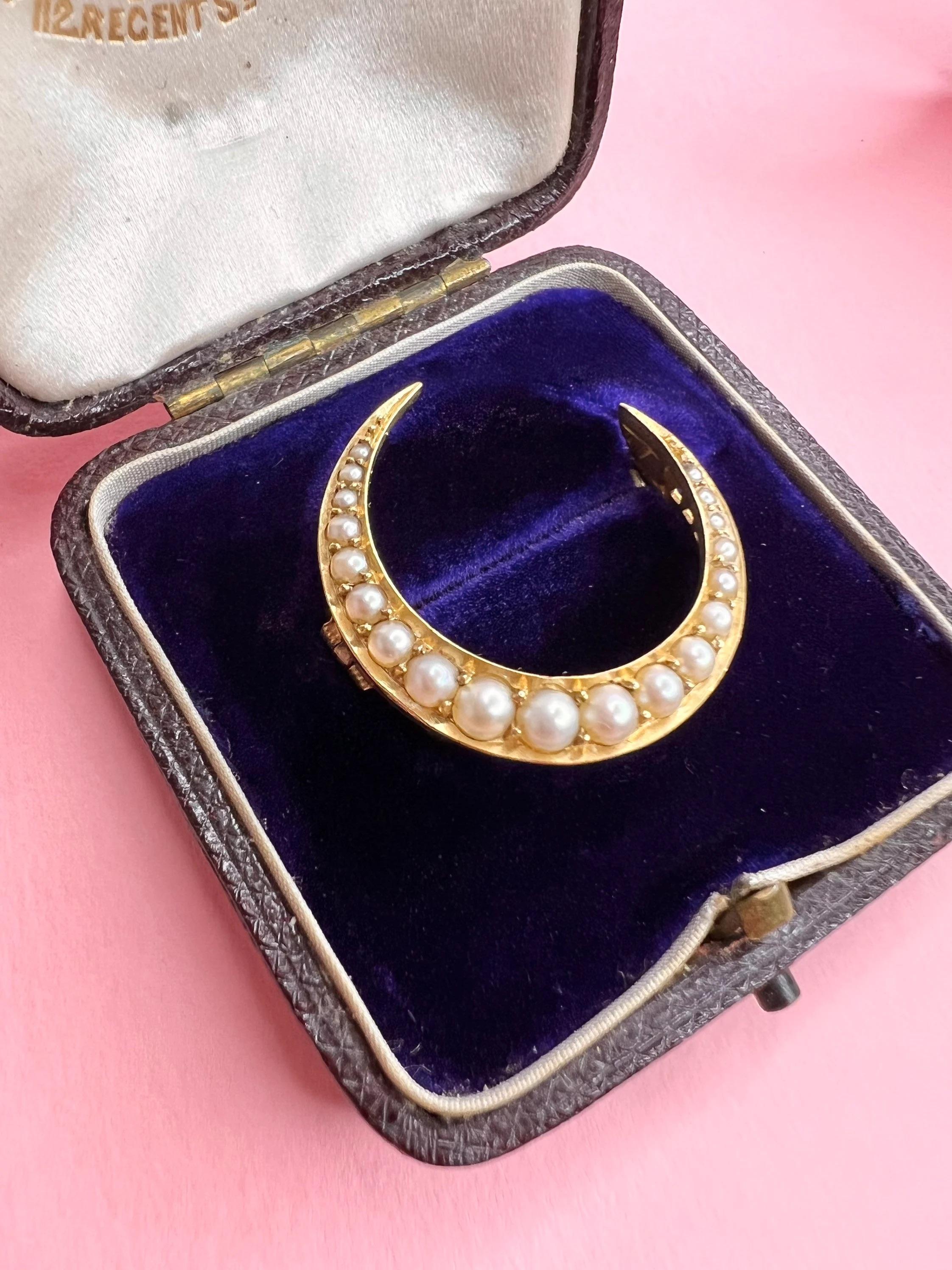 Broche croissante victorienne en or 15 carats et perles naturelles dans sa boîte d'origine en vente 5
