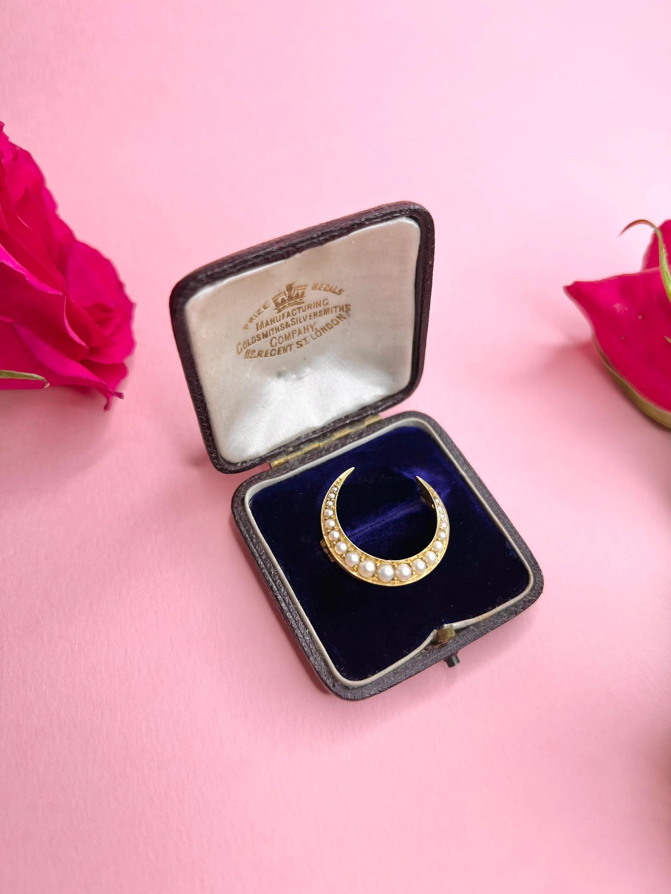 Taille ronde Broche croissante victorienne en or 15 carats et perles naturelles dans sa boîte d'origine en vente