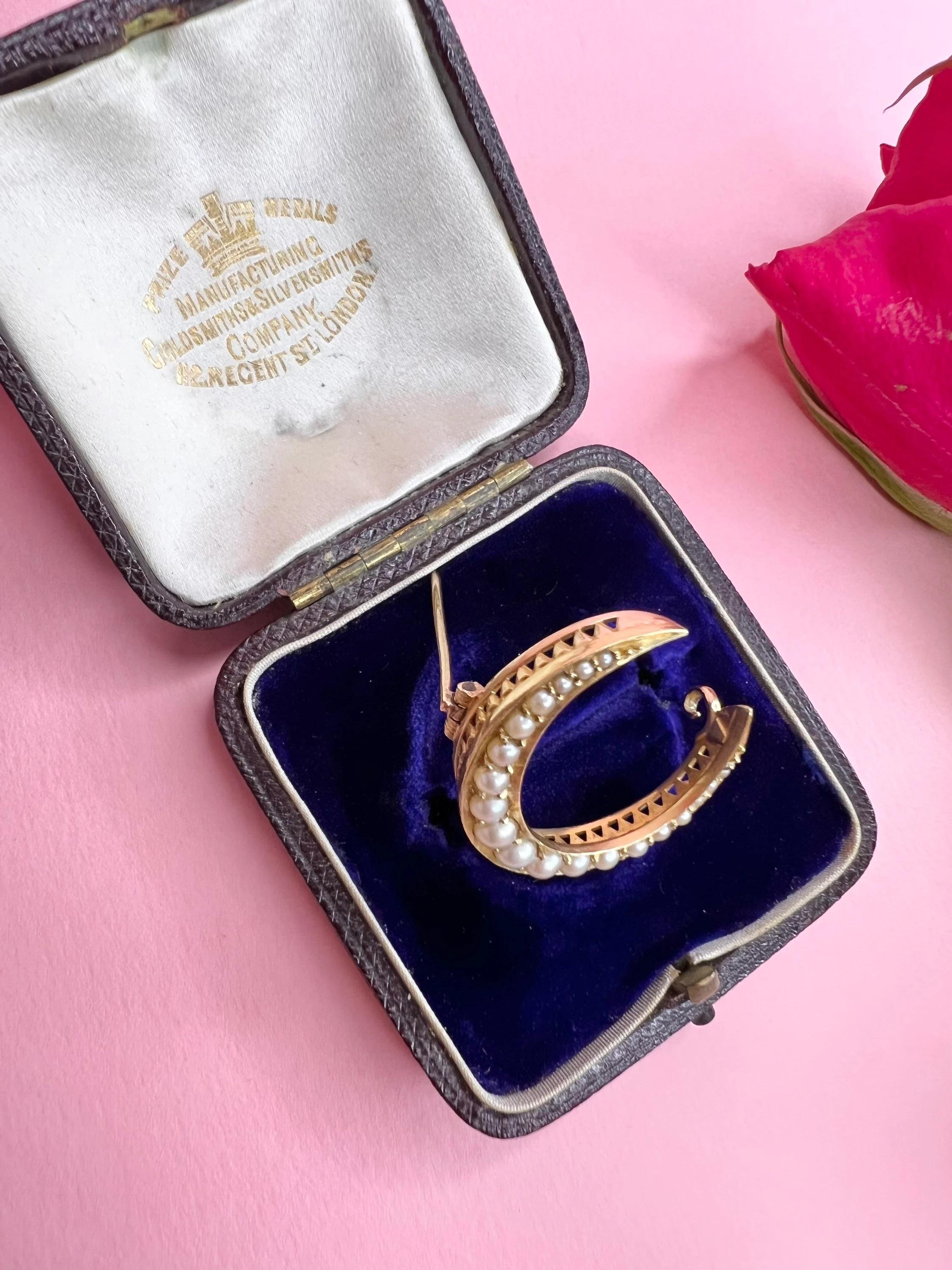 Broche croissante victorienne en or 15 carats et perles naturelles dans sa boîte d'origine Bon état - En vente à Brighton, GB
