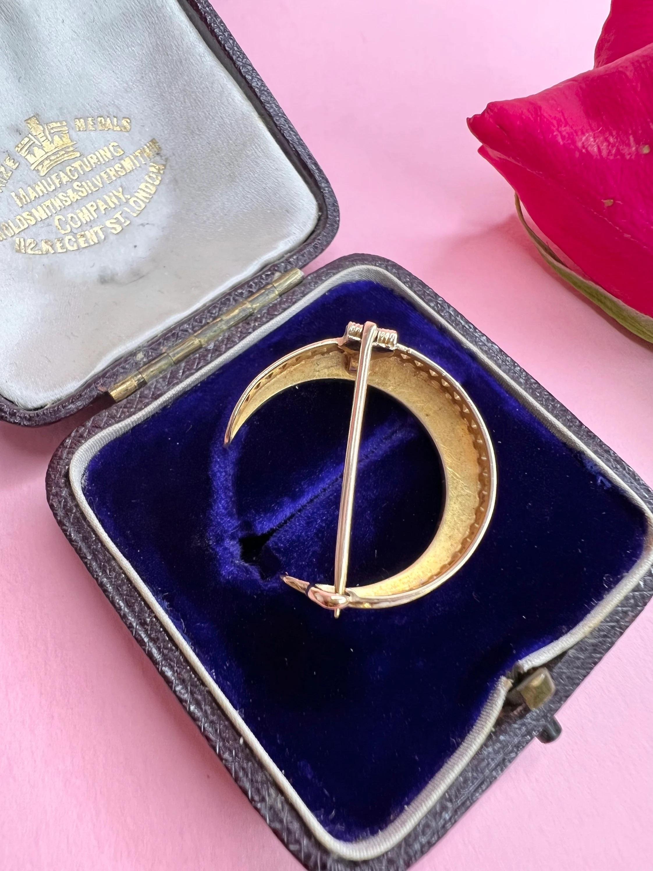 Broche croissante victorienne en or 15 carats et perles naturelles dans sa boîte d'origine en vente 1