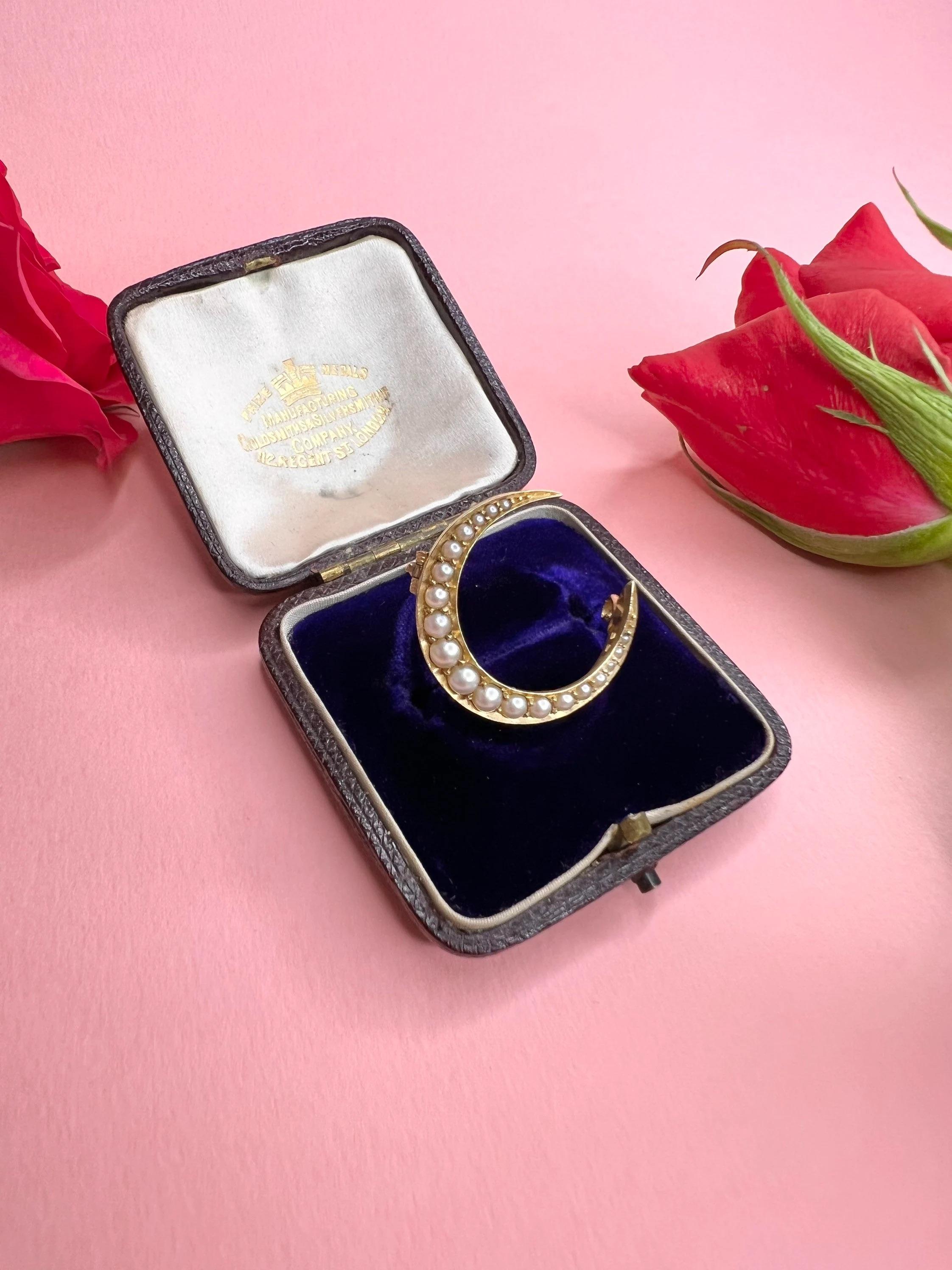 Broche croissante victorienne en or 15 carats et perles naturelles dans sa boîte d'origine en vente 3
