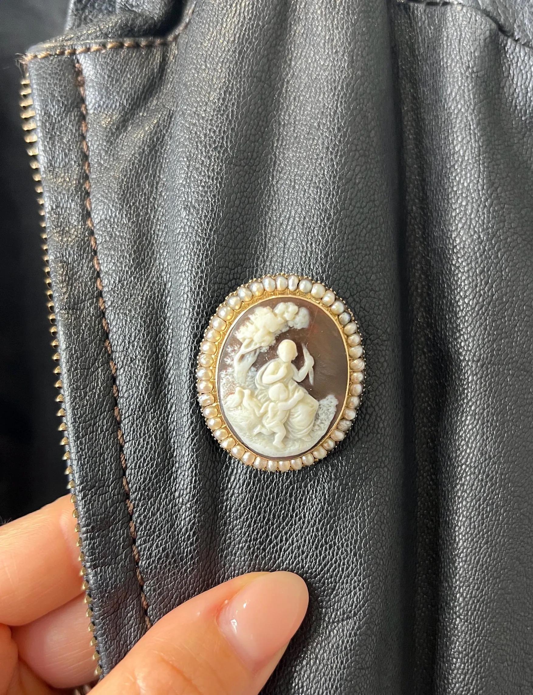 Broche portrait en or 15ct, camée victorien en perles de rocaille et coquillage Bon état - En vente à Brighton, GB