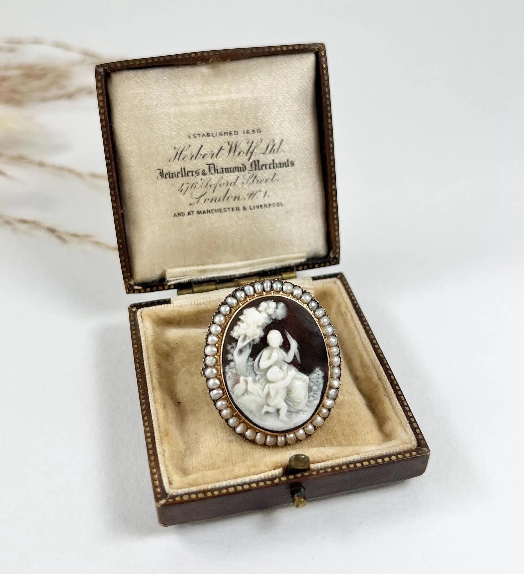 Broche portrait en or 15ct, camée victorien en perles de rocaille et coquillage Unisexe en vente