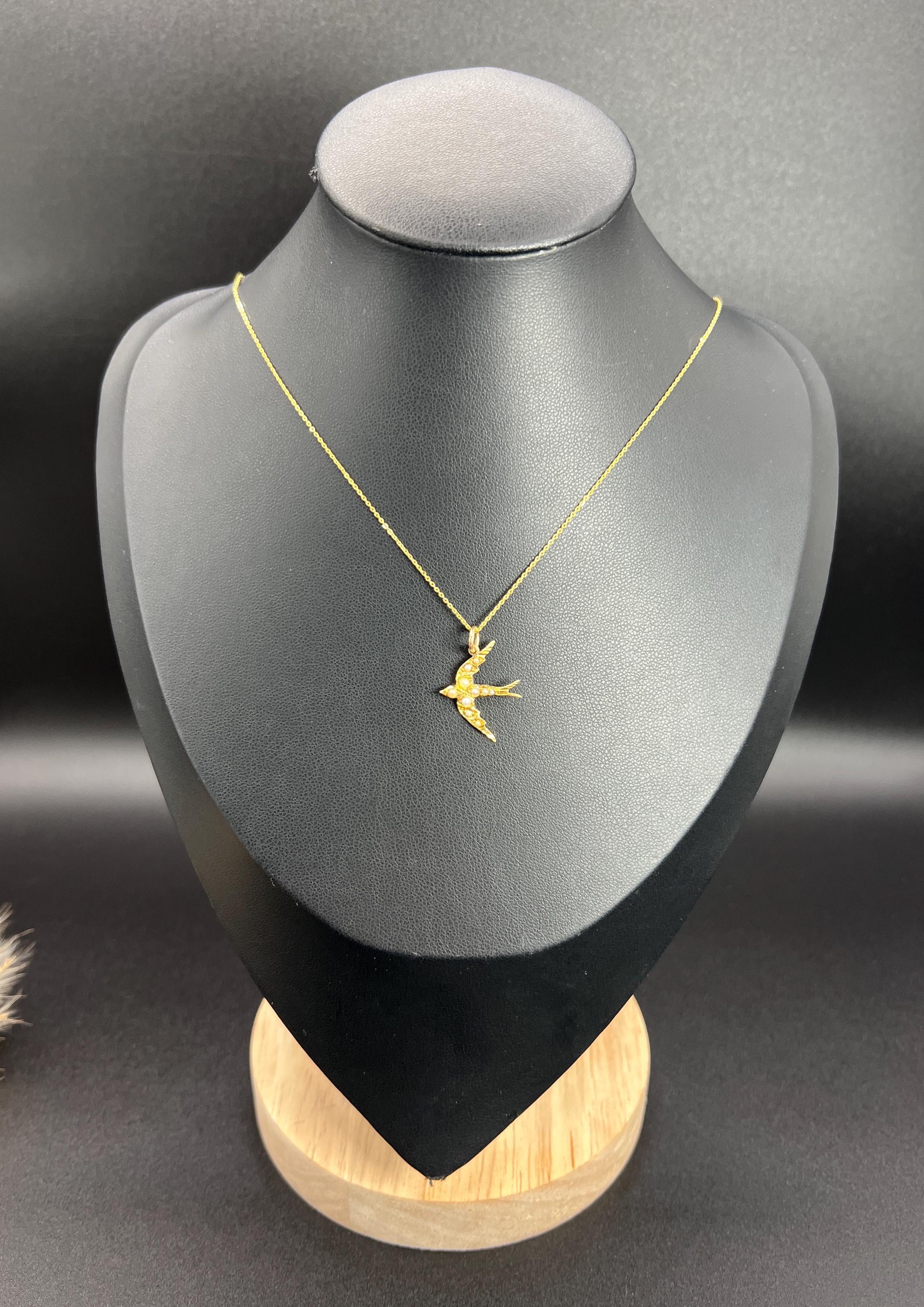 Antique 15ct Gold, Victorian Seed Pearl Swallow Pendant Necklace In Good Condition For Sale In Brighton, GB