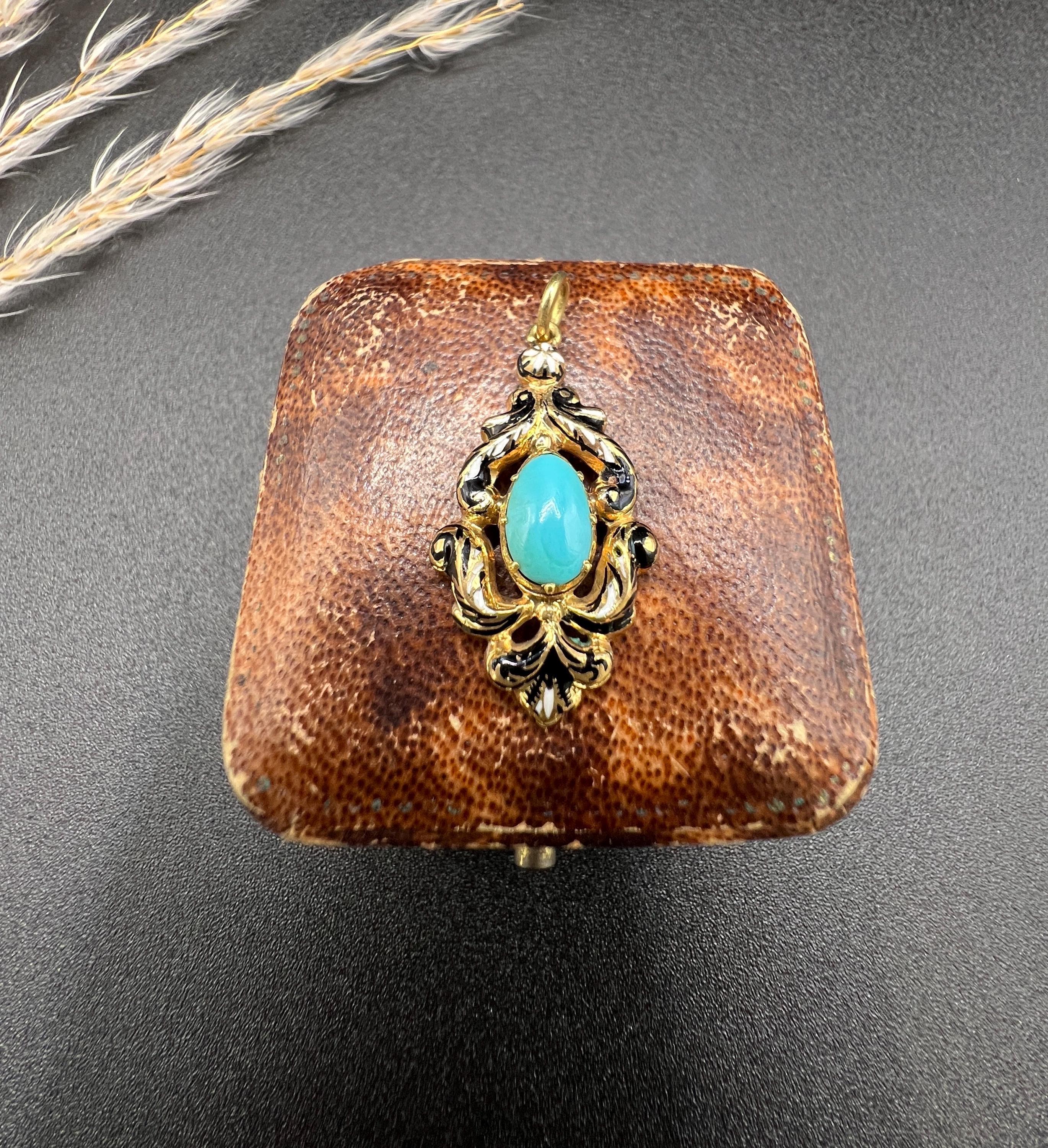 Taglio ovale Antico ciondolo vittoriano in oro 15ct con turchese e smalto in vendita