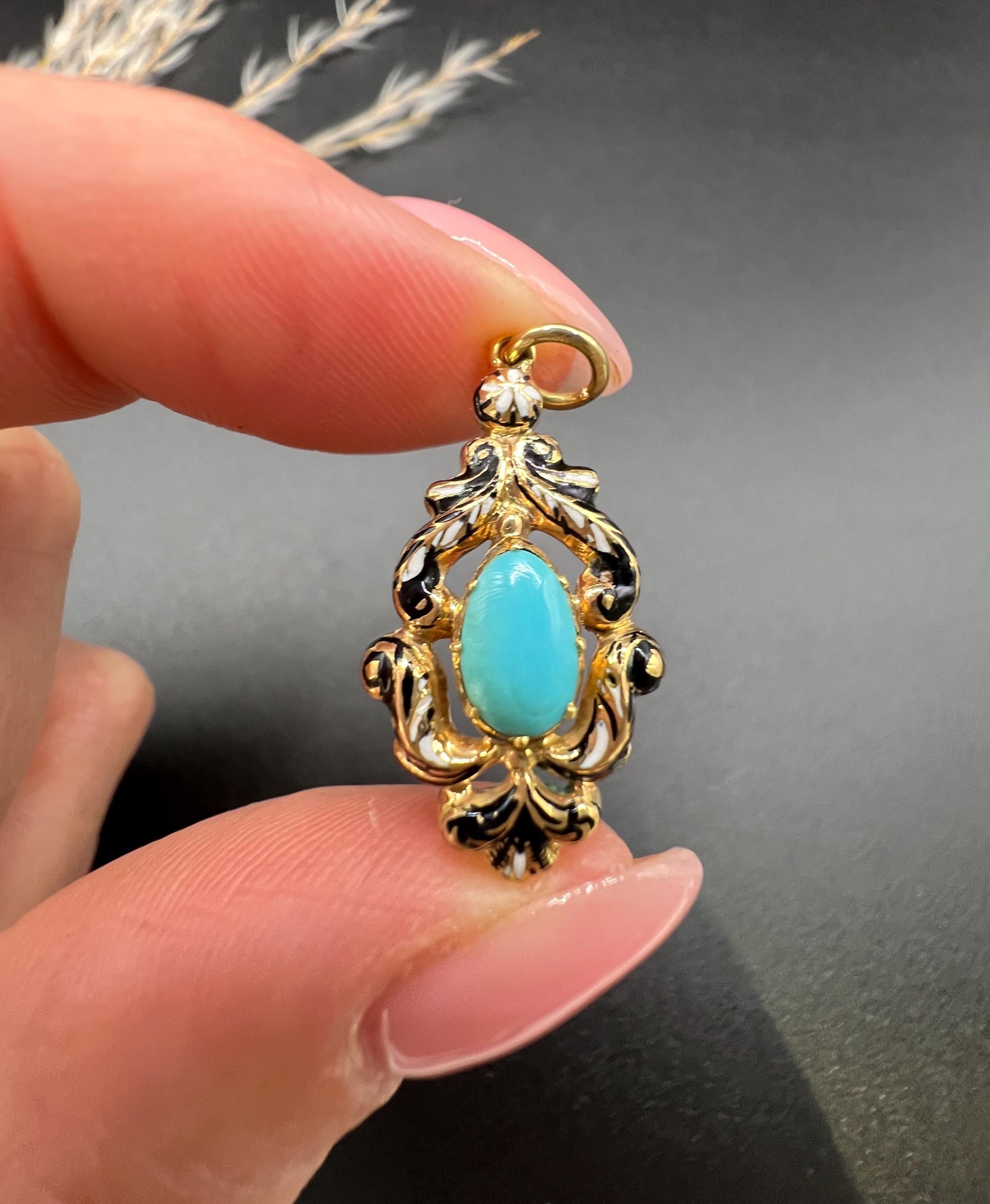 Antico ciondolo vittoriano in oro 15ct con turchese e smalto in vendita 1