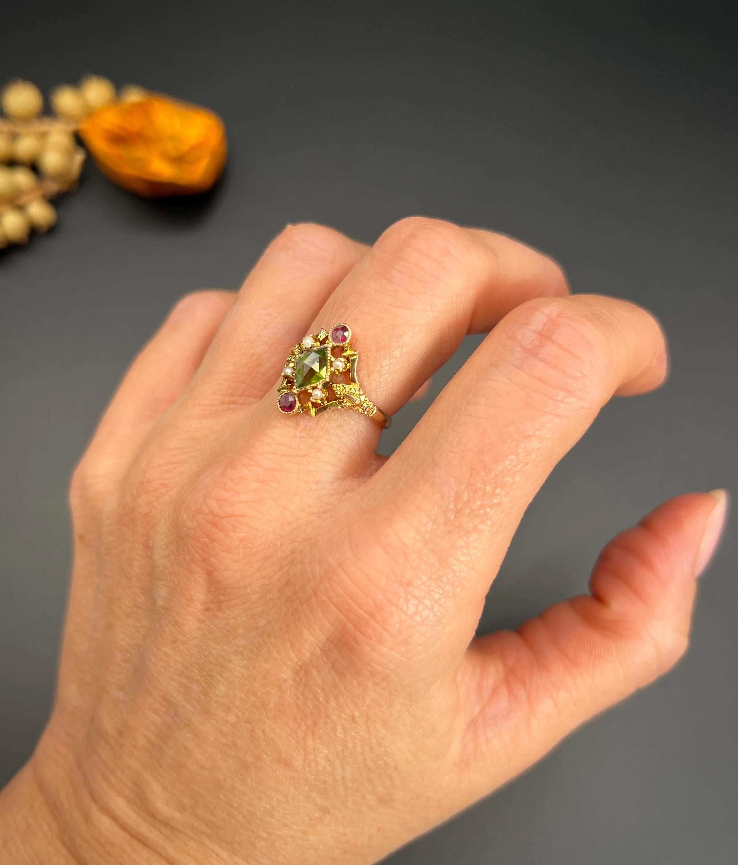 Anillo Sufragista Antiguo de Oro Rosa de 15 ct, Rubí, Perla y Peridoto de Fantasía de los años 20 Corte mixto