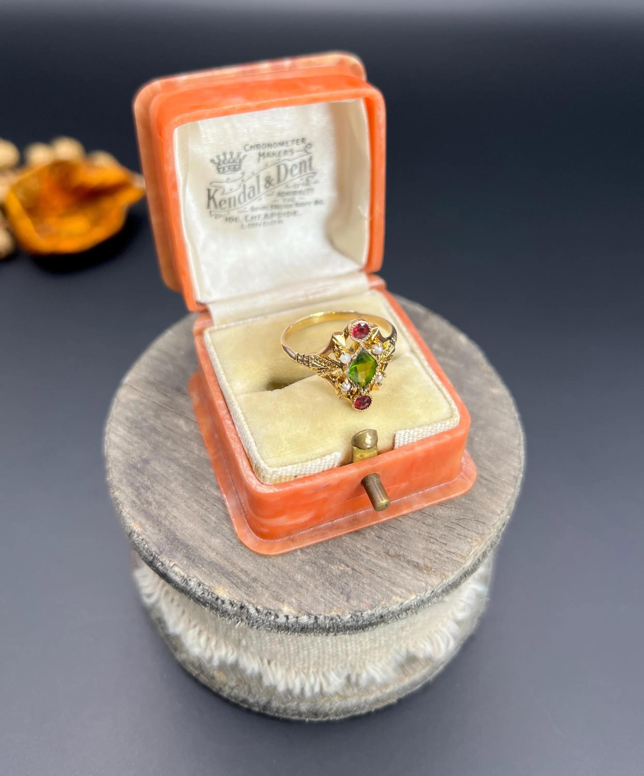 Anillo Sufragista Antiguo de Oro Rosa de 15 ct, Rubí, Perla y Peridoto de Fantasía de los años 20 en Bueno Estado en Brighton, GB