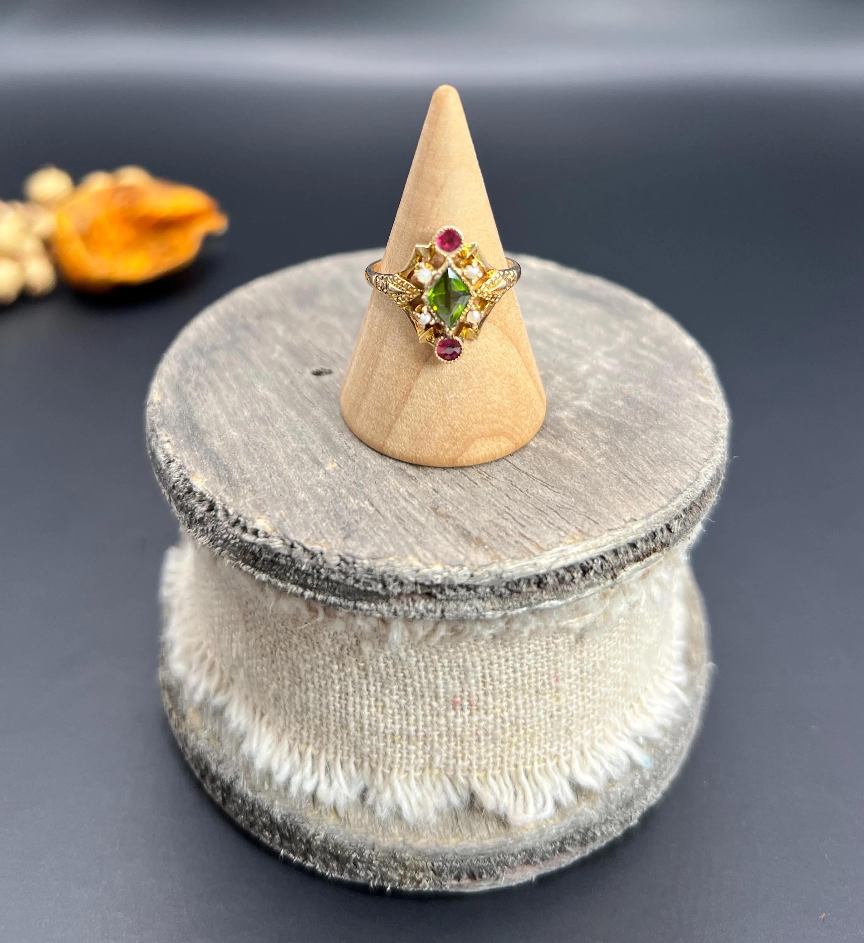 Femenino o masculino Anillo Sufragista Antiguo de Oro Rosa de 15 ct, Rubí, Perla y Peridoto de Fantasía de los años 20