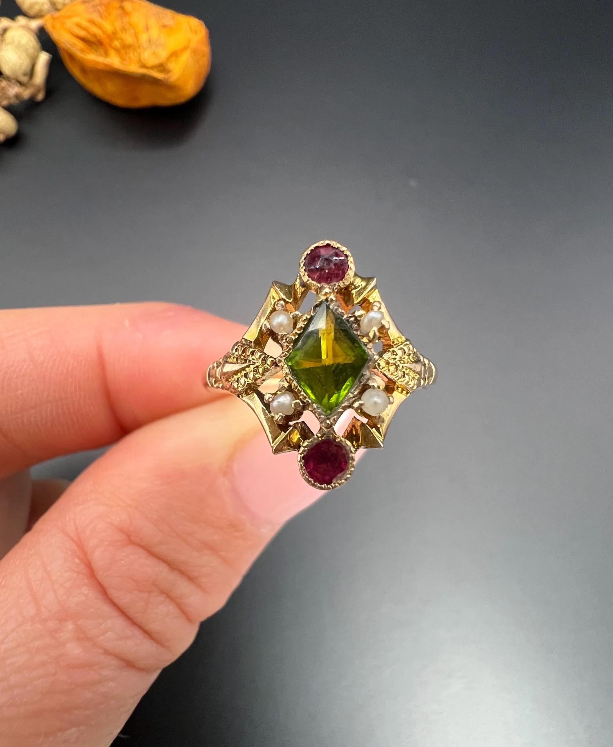 Anillo Sufragista Antiguo de Oro Rosa de 15 ct, Rubí, Perla y Peridoto de Fantasía de los años 20 1