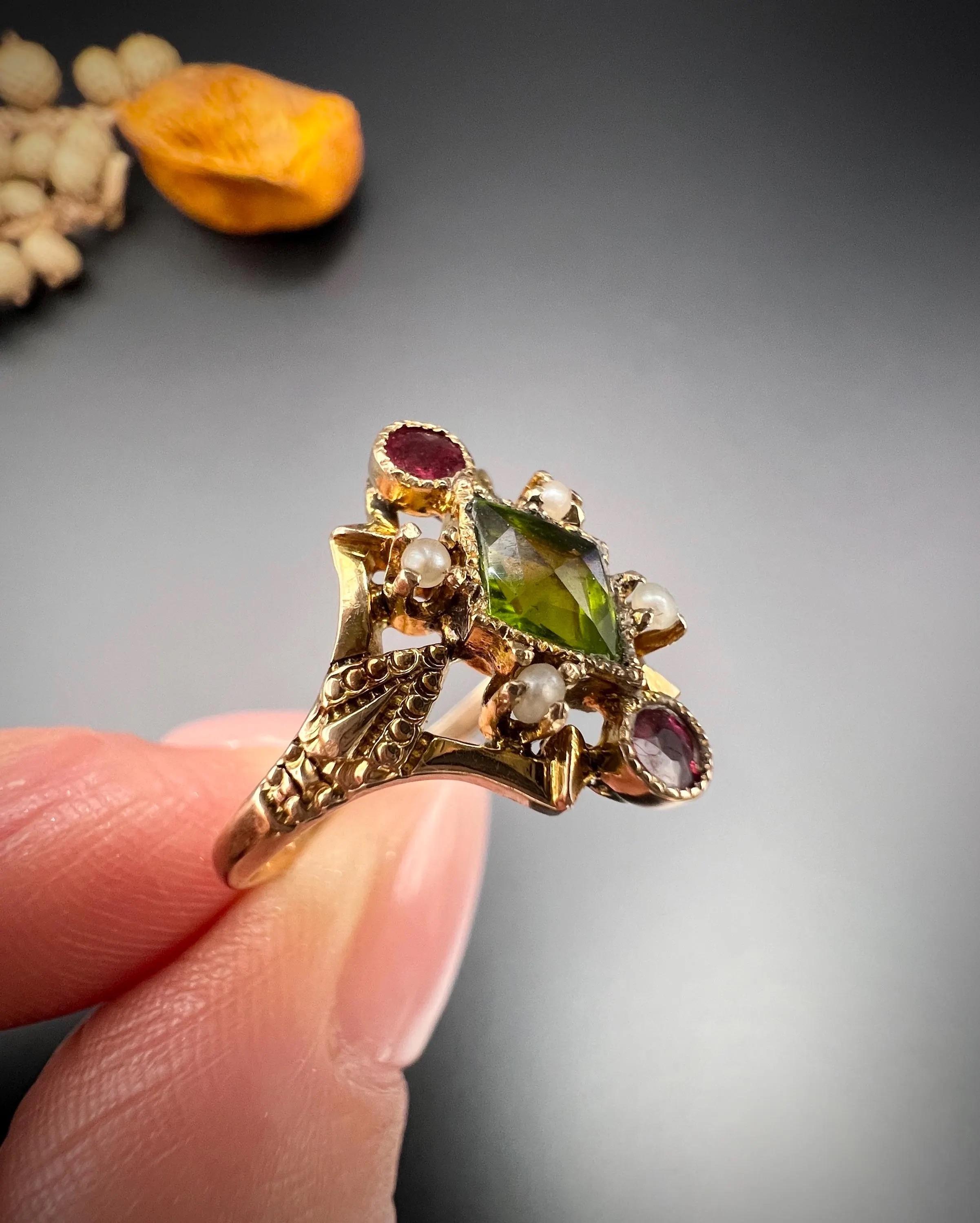 Anillo Sufragista Antiguo de Oro Rosa de 15 ct, Rubí, Perla y Peridoto de Fantasía de los años 20 2