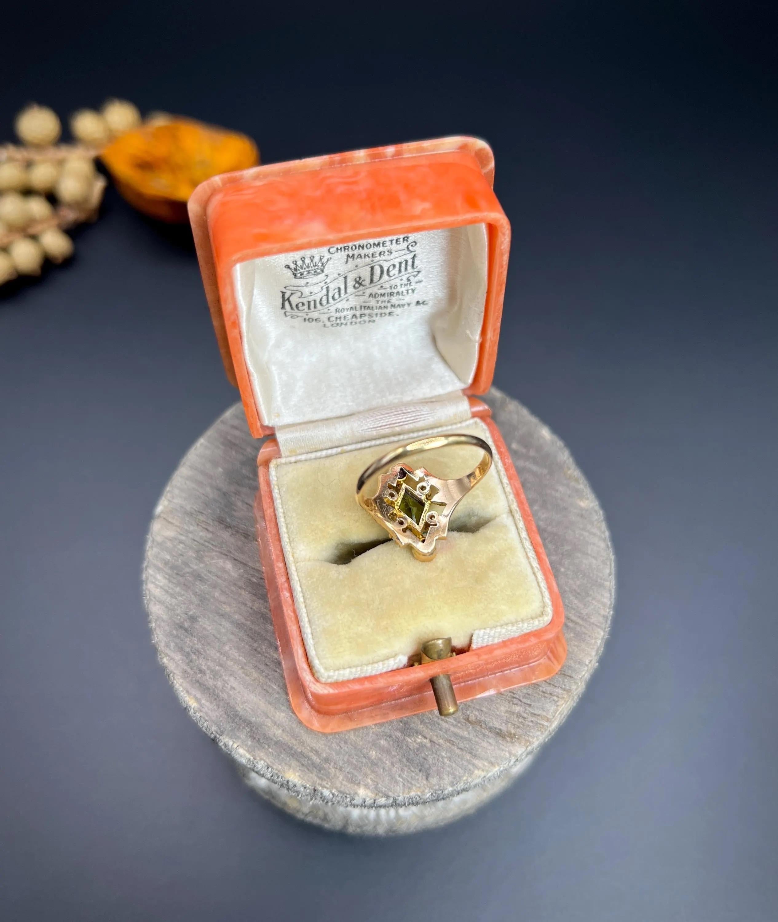 Anillo Sufragista Antiguo de Oro Rosa de 15 ct, Rubí, Perla y Peridoto de Fantasía de los años 20 3
