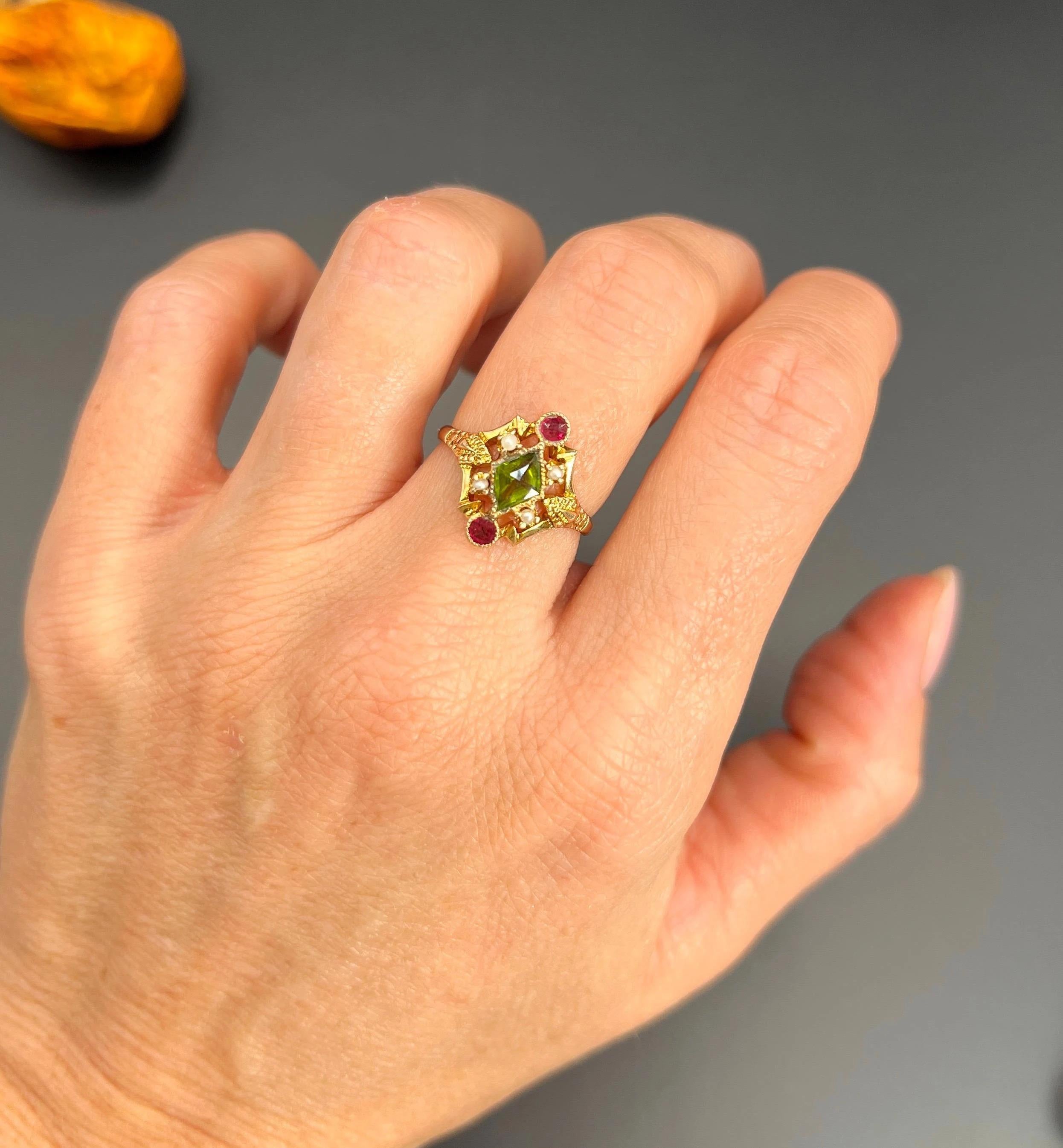 Anillo Sufragista Antiguo de Oro Rosa de 15 ct, Rubí, Perla y Peridoto de Fantasía de los años 20 4