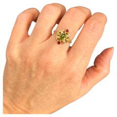 Anillo Sufragista Antiguo de Oro Rosa de 15 ct, Rubí, Perla y Peridoto de Fantasía de los años 20