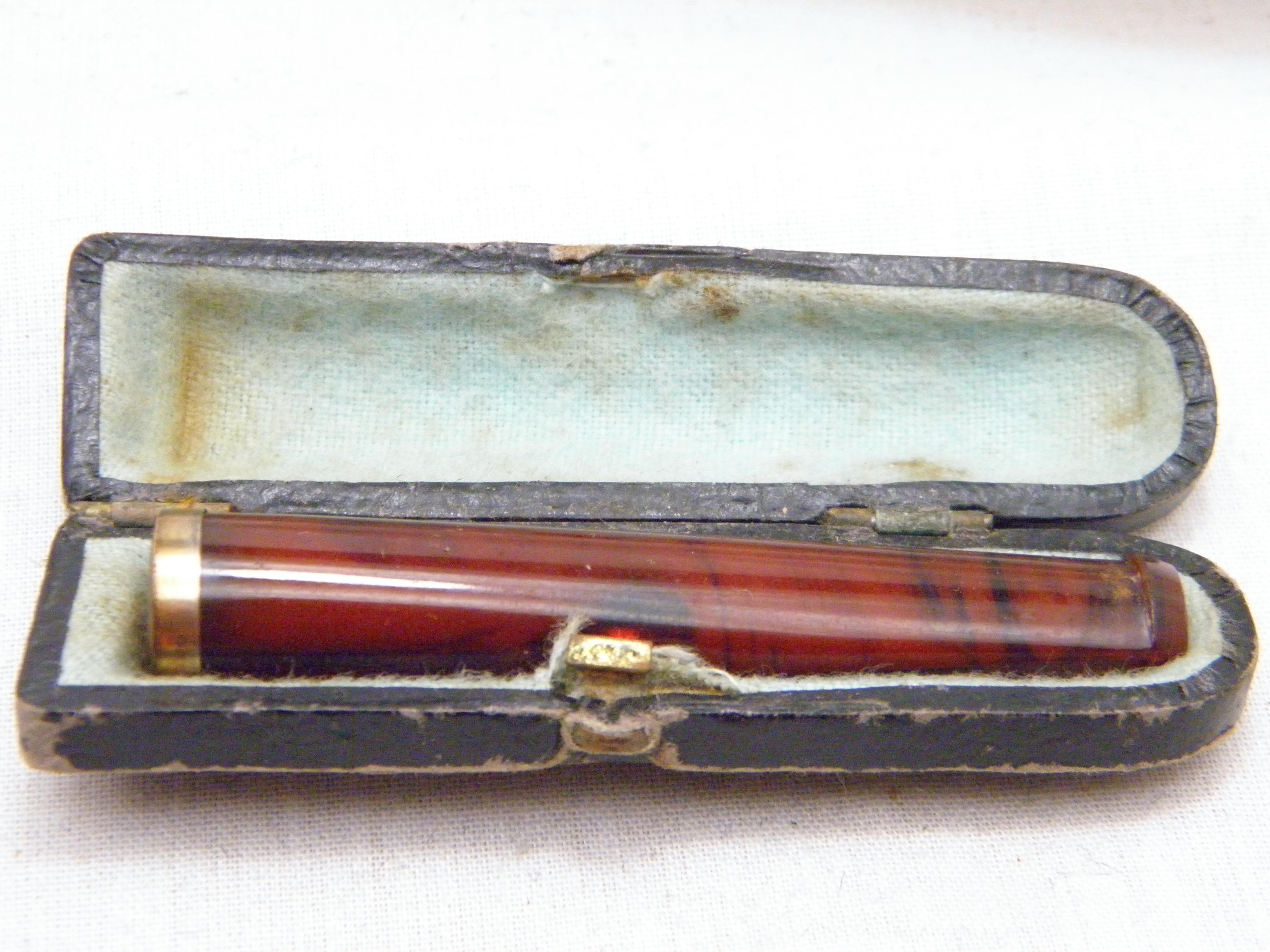 If you have landed on this page then you have an eye for beauty.

On offer is this gorgeous

15CT SOLID GOLD CHERRY AMBER CIGAR / CHEROOT HOLDER

DETAILS
Material: 15ct (625/000) Solid Rose Gold collar and resin designed to look like cherry