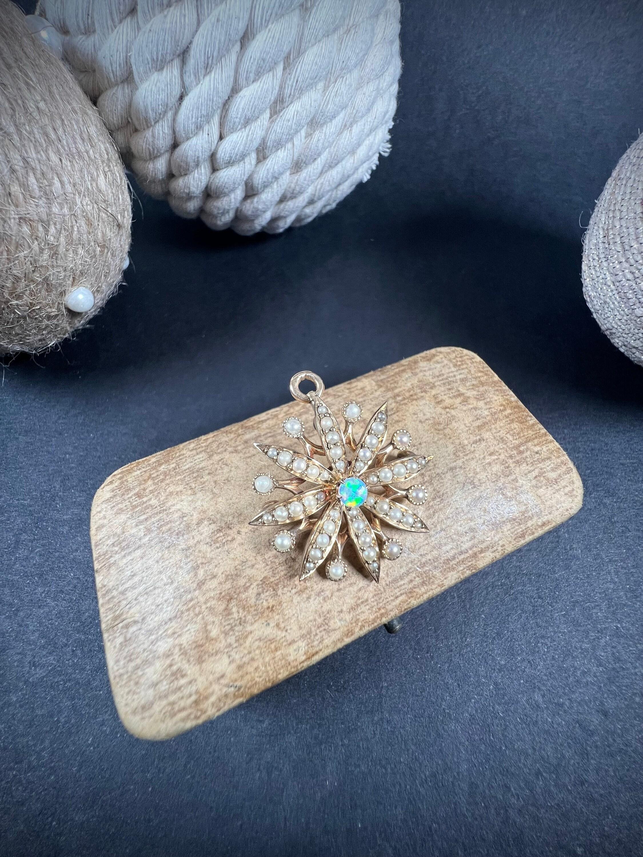 Antique 15ct Rose Gold Edwardian Opal & Seed Pearl Flower Pendant / Brooch In Good Condition For Sale In Brighton, GB
