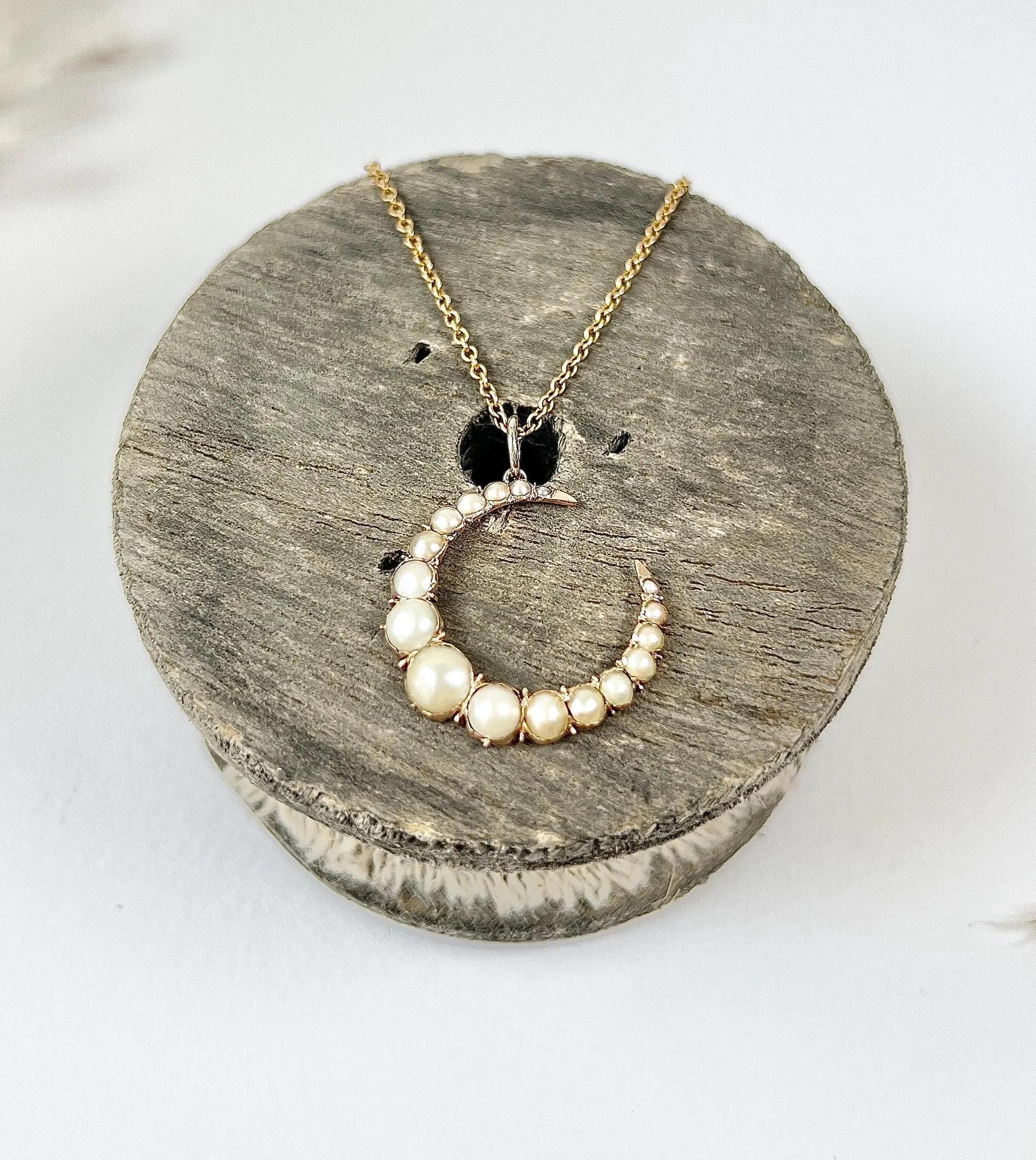 Taille ronde Pendentif ancien en or rose 15 carats, perle édouardienne Crescent Moon en vente