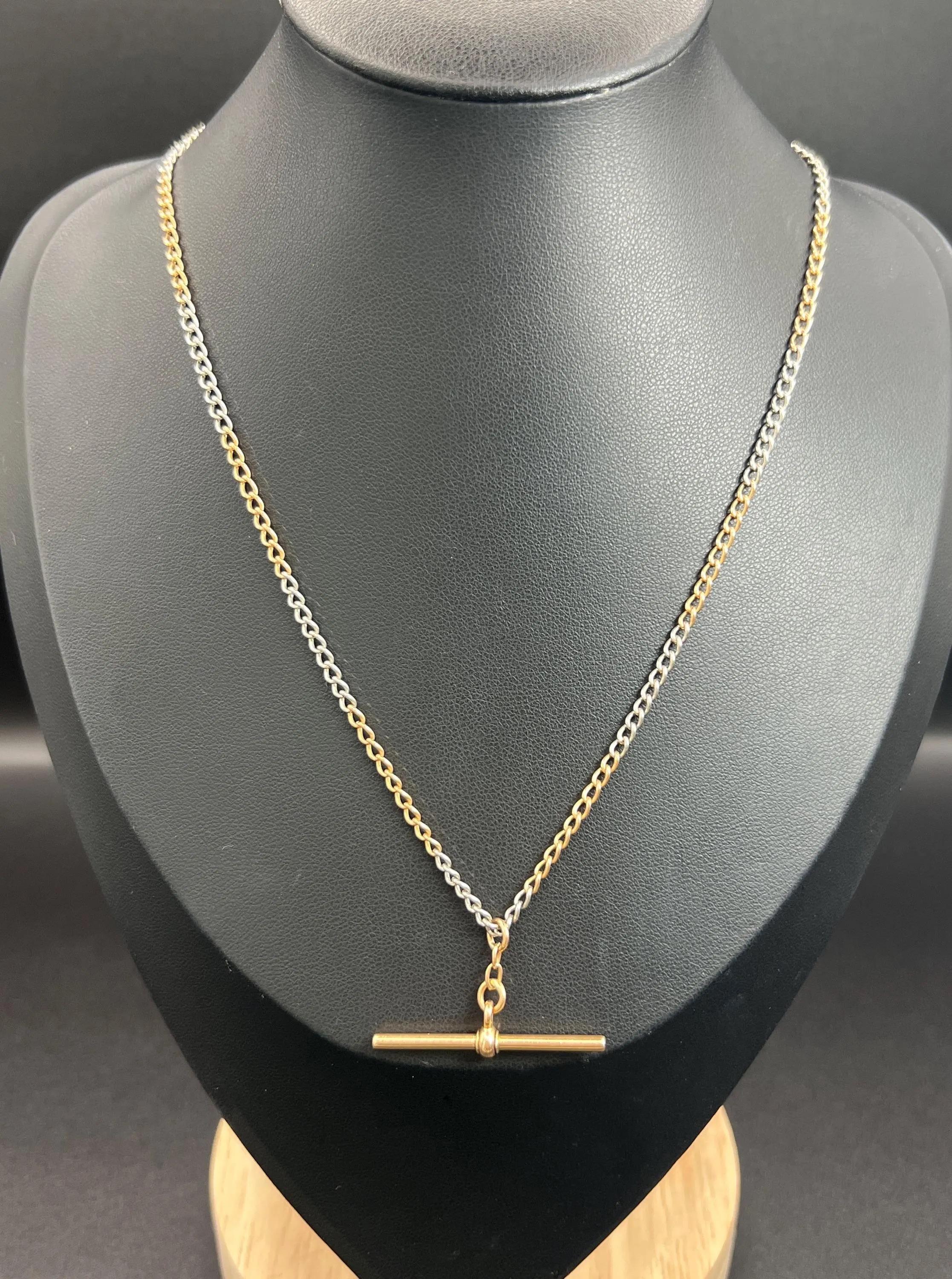 Cadena antigua Albert

Oro rosa y platino de 15 ct

Alrededor de 1900

Presentamos una impresionante Cadena Antigua Albert, elaborada con exquisito oro rosa de 15 quilates y platino. Esta hermosa pieza exhibe un diseño de eslabón abierto, que
