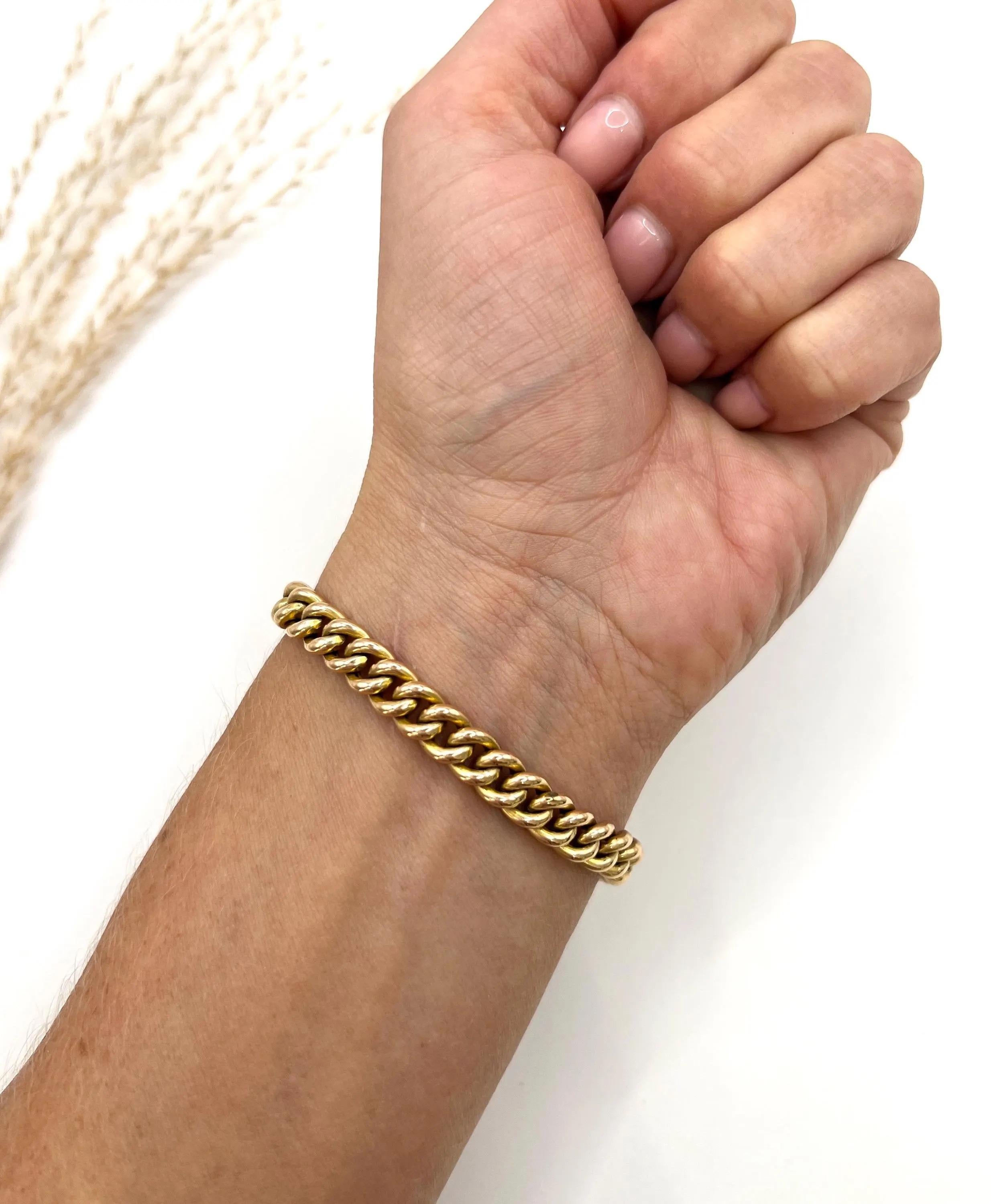 Bracciale antico Curb 

Oro rosa 15ct timbrato e etichettato

Circa 1880

Ti presentiamo uno splendido pezzo di eleganza vittoriana: un bracciale a maglie in oro rosa 15ct che emana fascino e storia. Questo squisito braccialetto è caratterizzato da