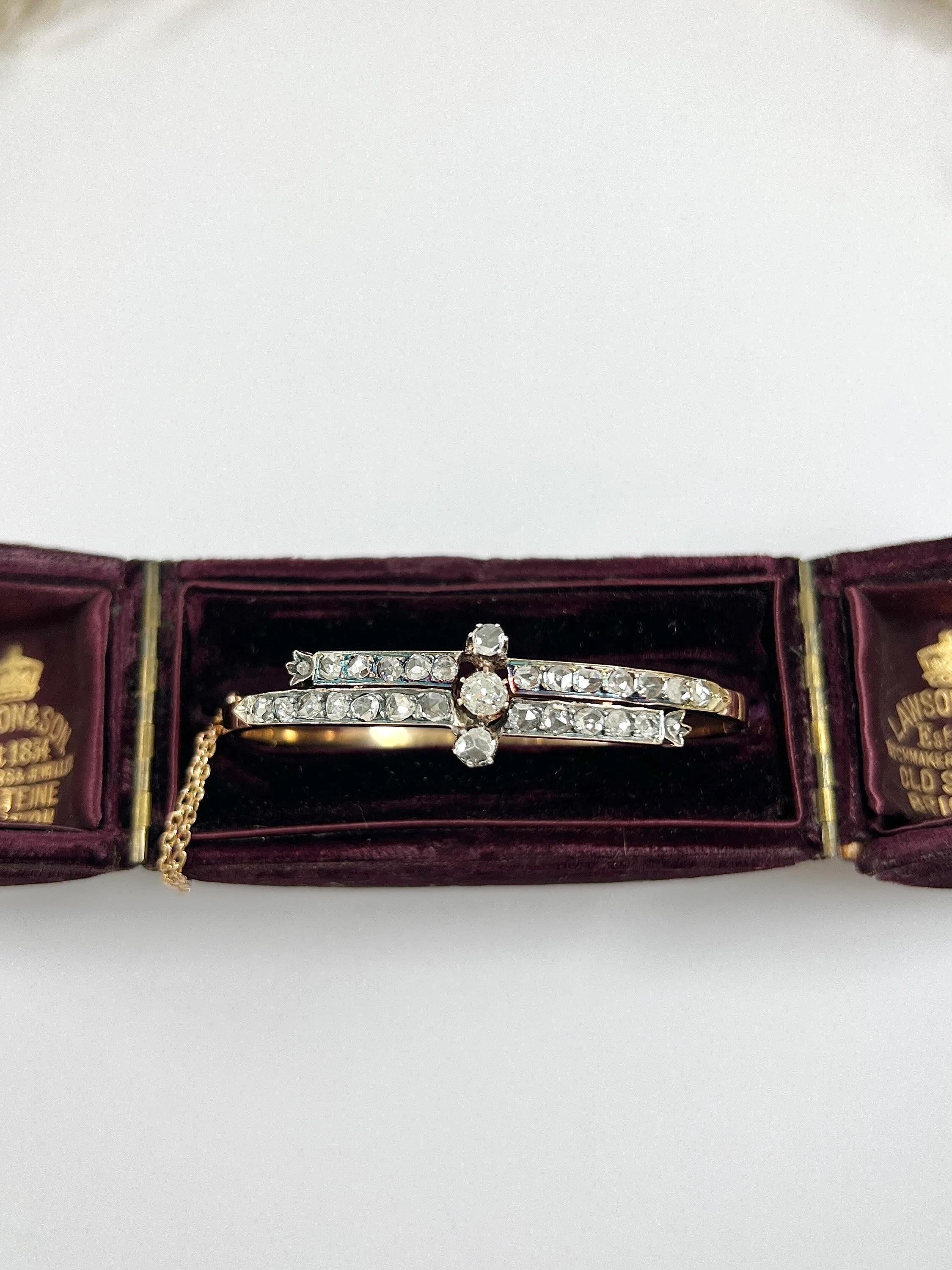 Bracelet ancien en diamant 

Or rose 15ct testé

Circa 1880

Ce bracelet victorien exquis est une véritable beauté. Réalisée en or rose 15ct et datant d'environ 1880, elle présente un superbe motif à deux rangs orné de diamants étincelants de taille