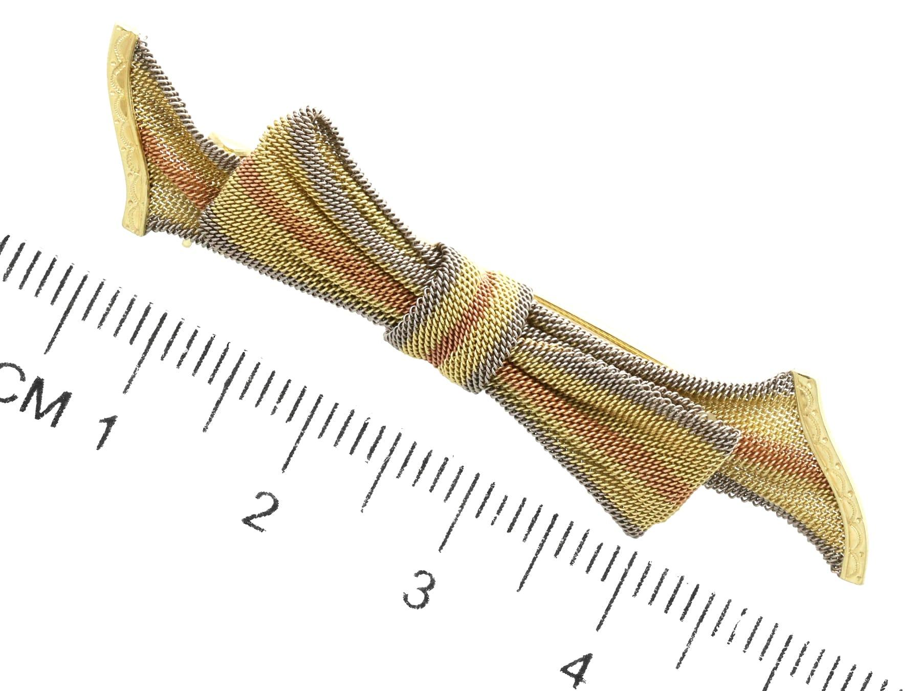Antik-viktorianisch  Schleifenbrosche aus 15 Karat dreifarbigem Gold im Angebot 3
