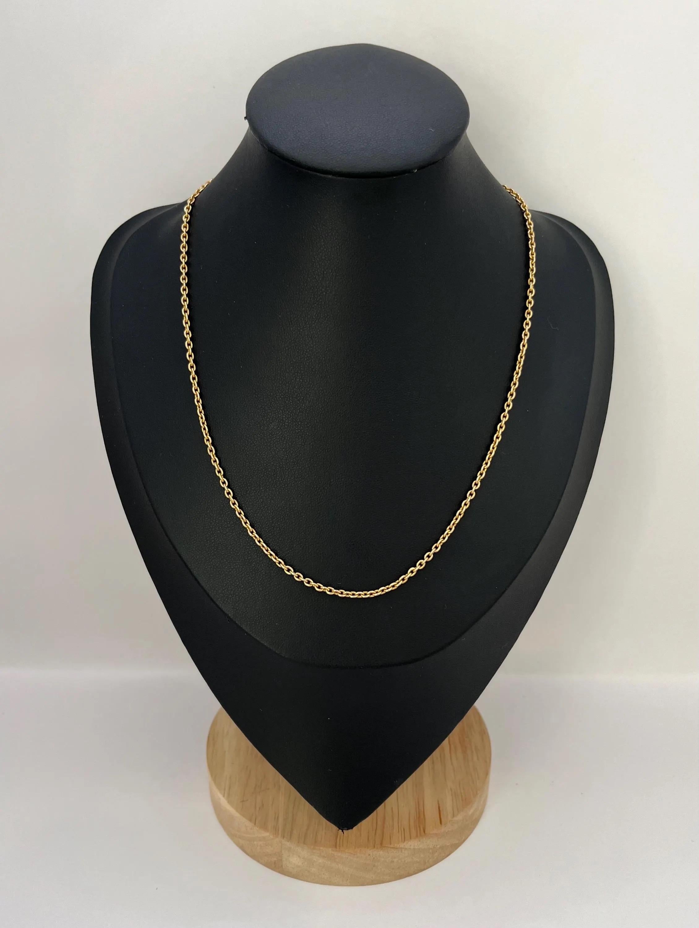 Catena in oro giallo antico

Oro 15ct stampato

Circa 1900

Catena Belcher in oro giallo 15ct, lunghezza 16 pollici. La catena presenta maglie rotonde uniformi con un classico profilo belcher, solido e uniformemente distanziato. La chiusura