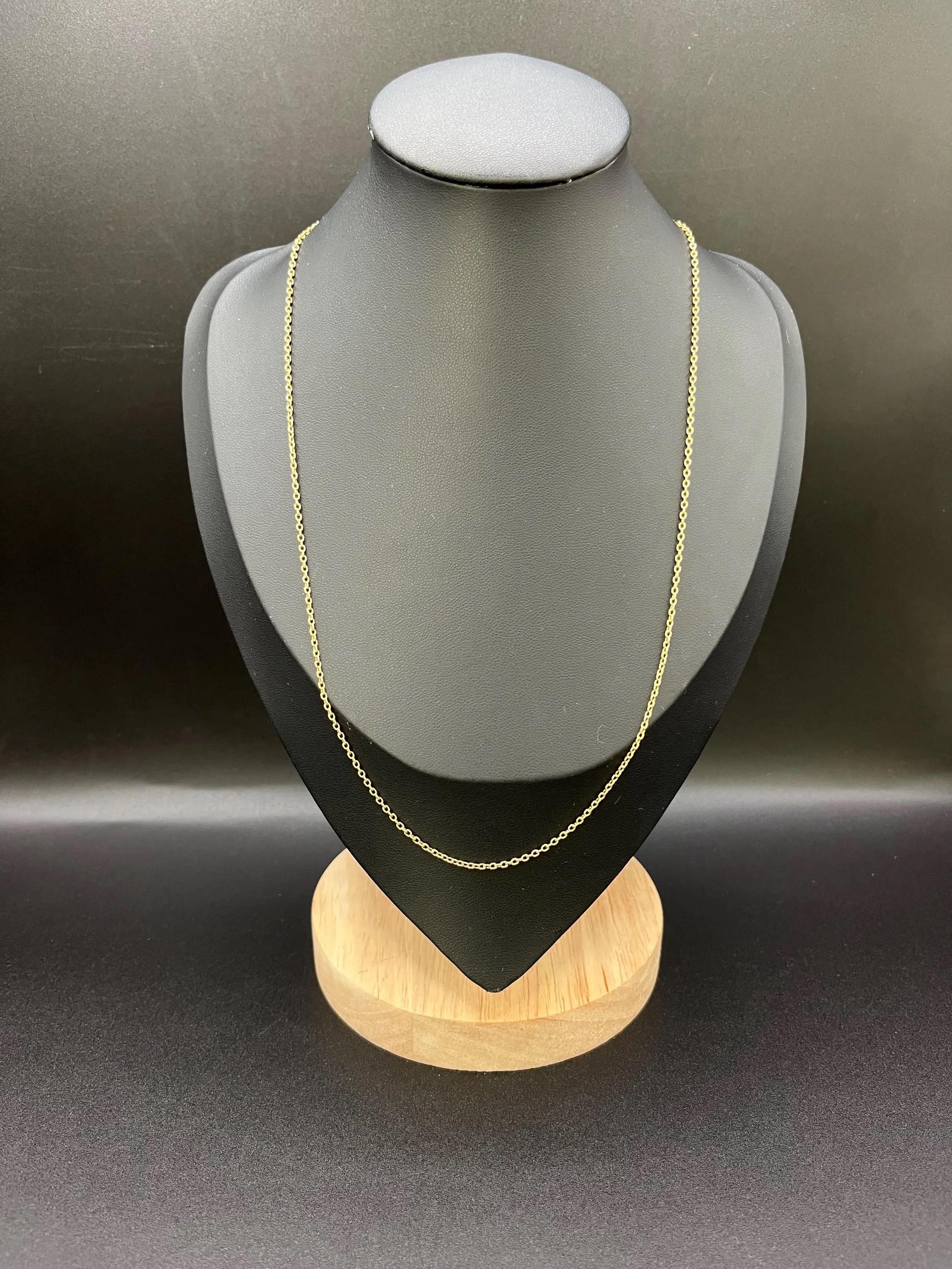 Catena in oro giallo antico

Oro 15ct stampato

Circa 1900

Catena Belcher in oro giallo 15ct, lunghezza 19 pollici. La catena presenta maglie rotonde uniformi con un classico profilo belcher, solido e uniformemente distanziato. Assicurato con una