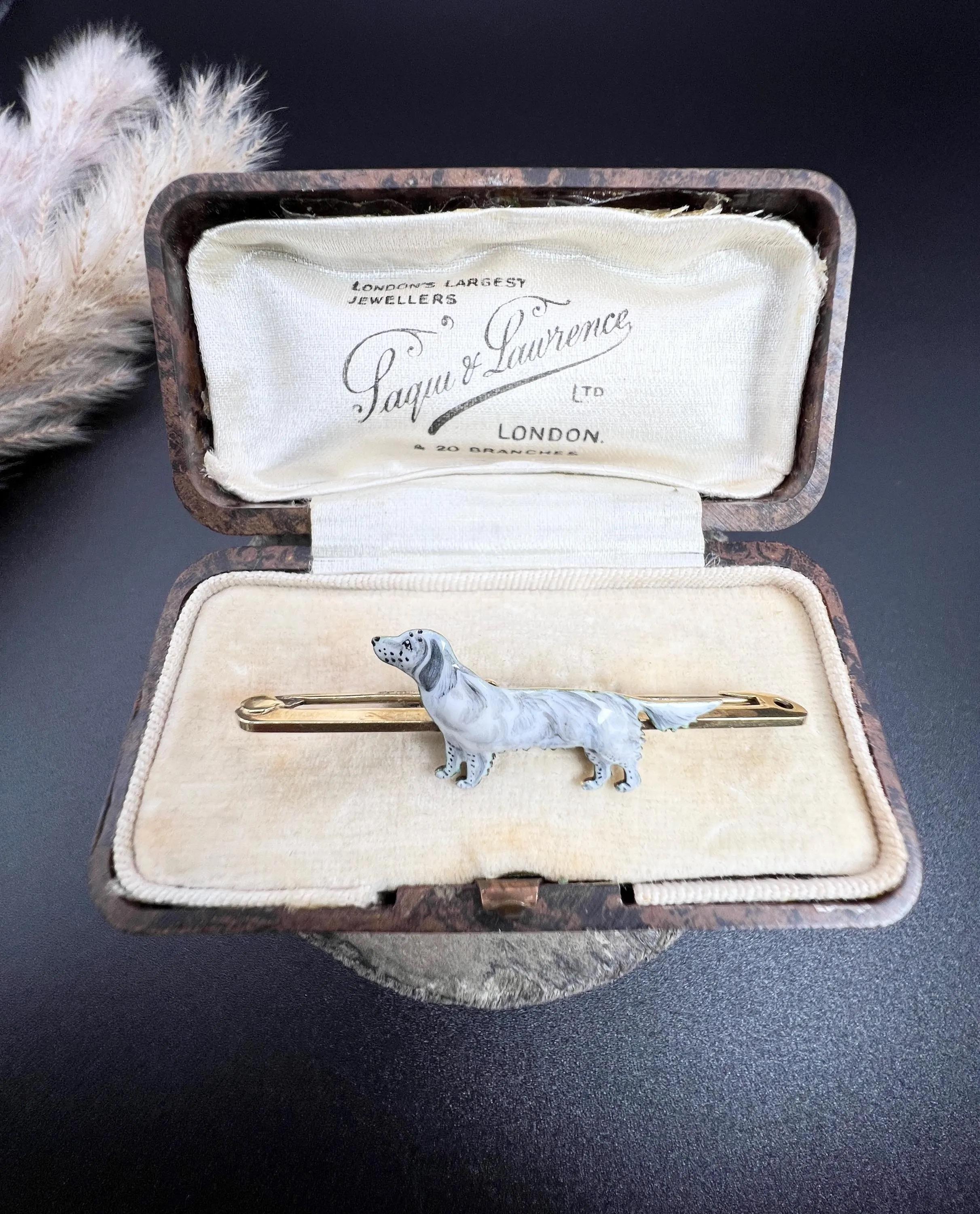 Antique 15ct Yellow Gold, 1920s English Setter Enamel Dog Brooch In Good Condition For Sale In Brighton, GB